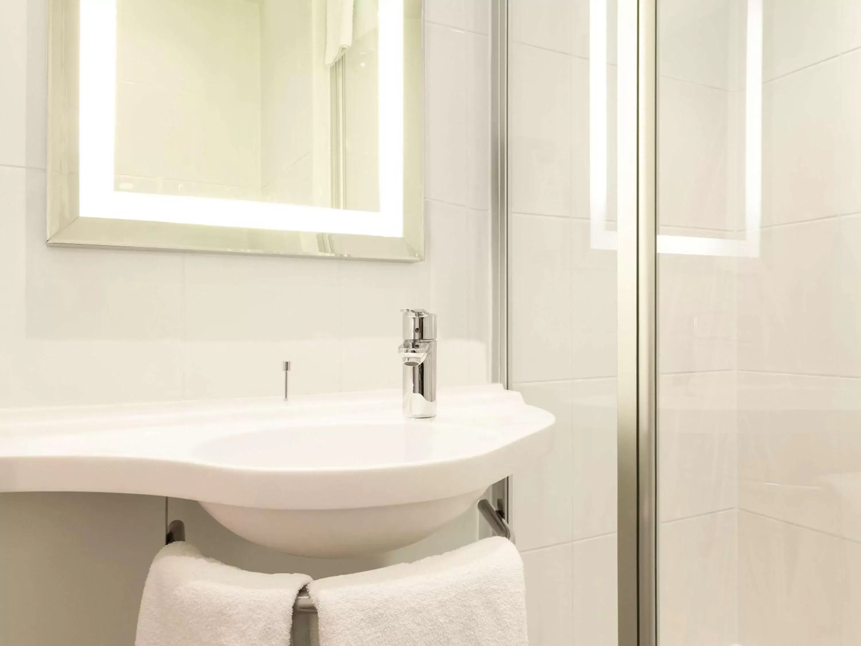 Photo of the whole room, Bathroom in ibis Edinburgh Centre Royal Mile – Hunter Square