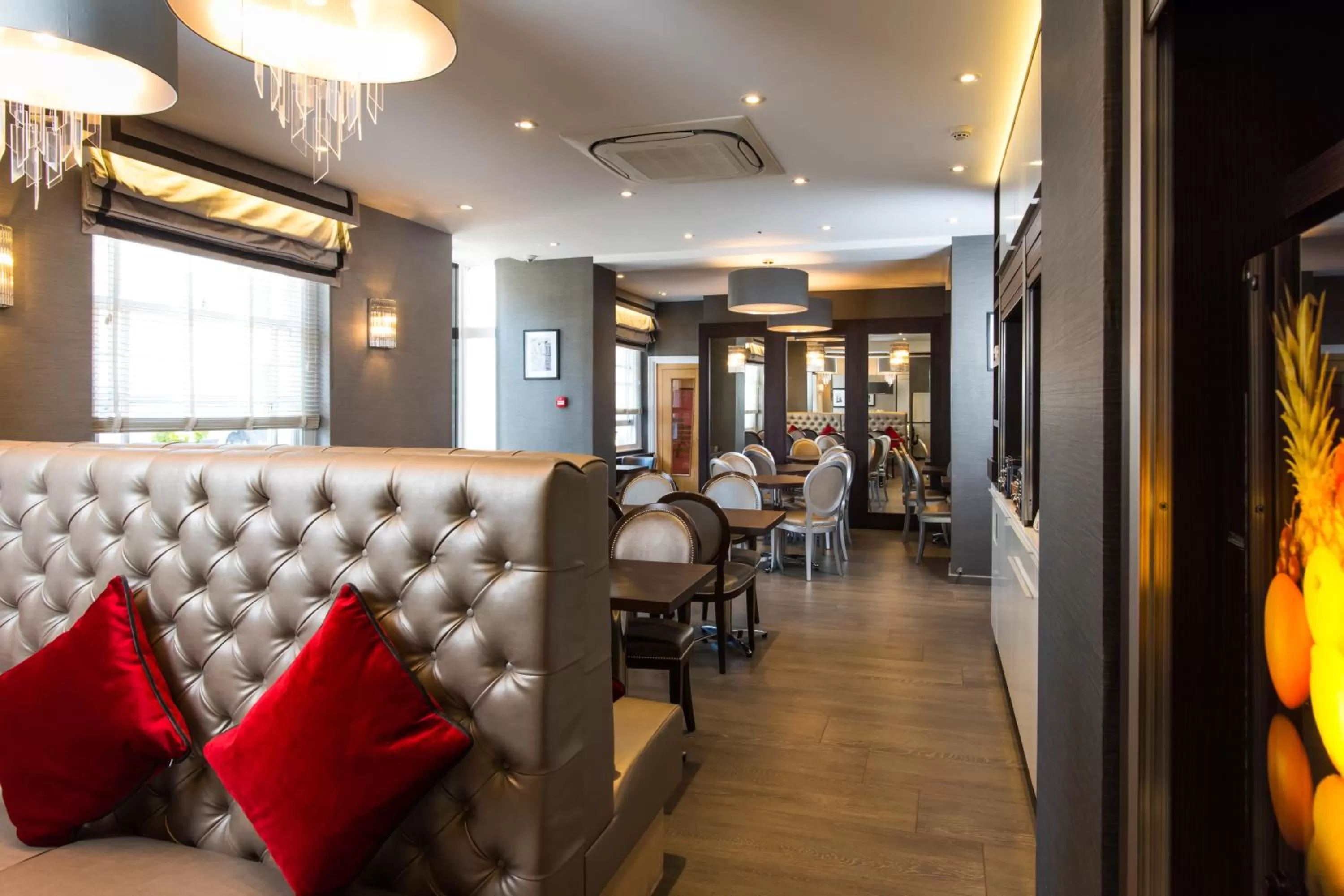 Communal lounge/ TV room in Best Western Buckingham Palace Rd