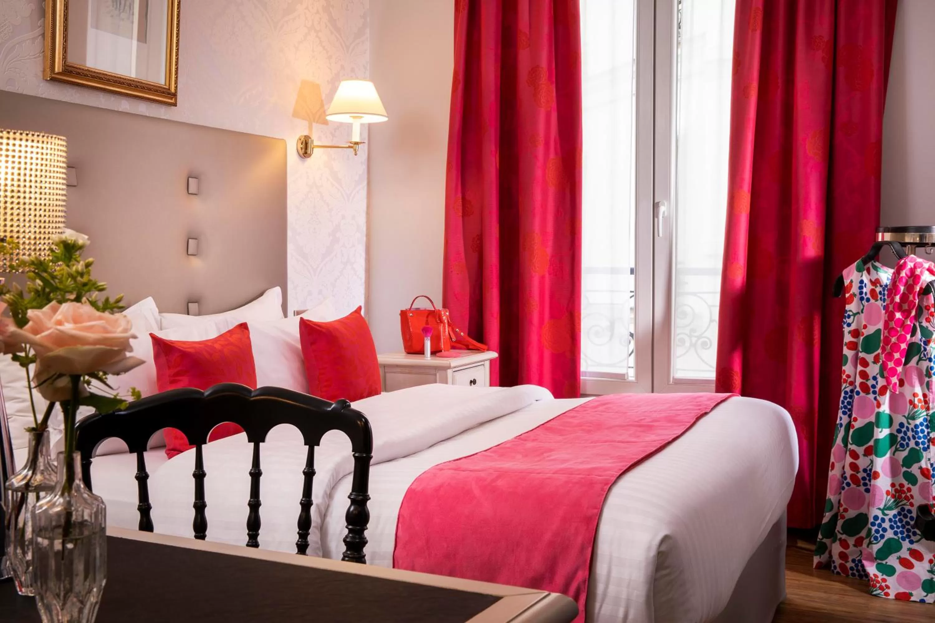 Bed in Hotel Plaza Elysées