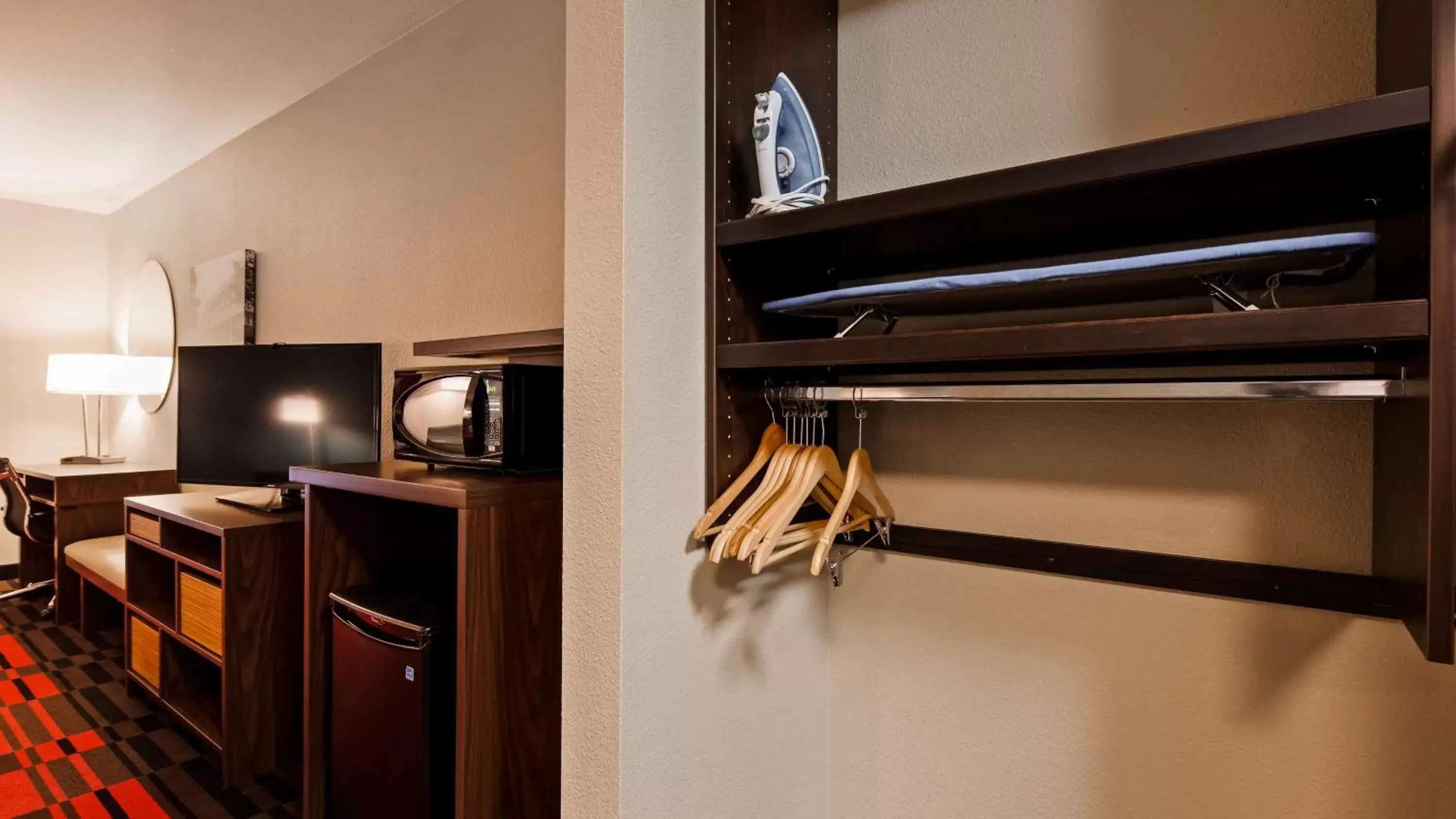 Bedroom, Kitchen/Kitchenette in Best Western Roosevelt Place