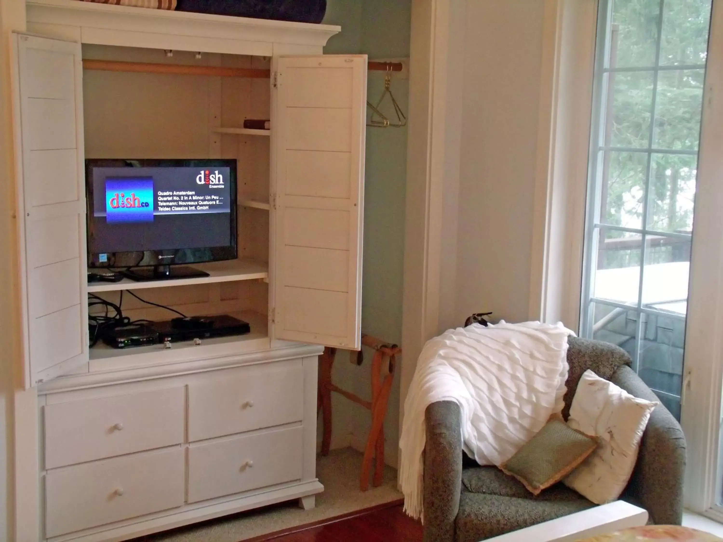 TV and multimedia, TV/Entertainment Center in Inn to the Woods