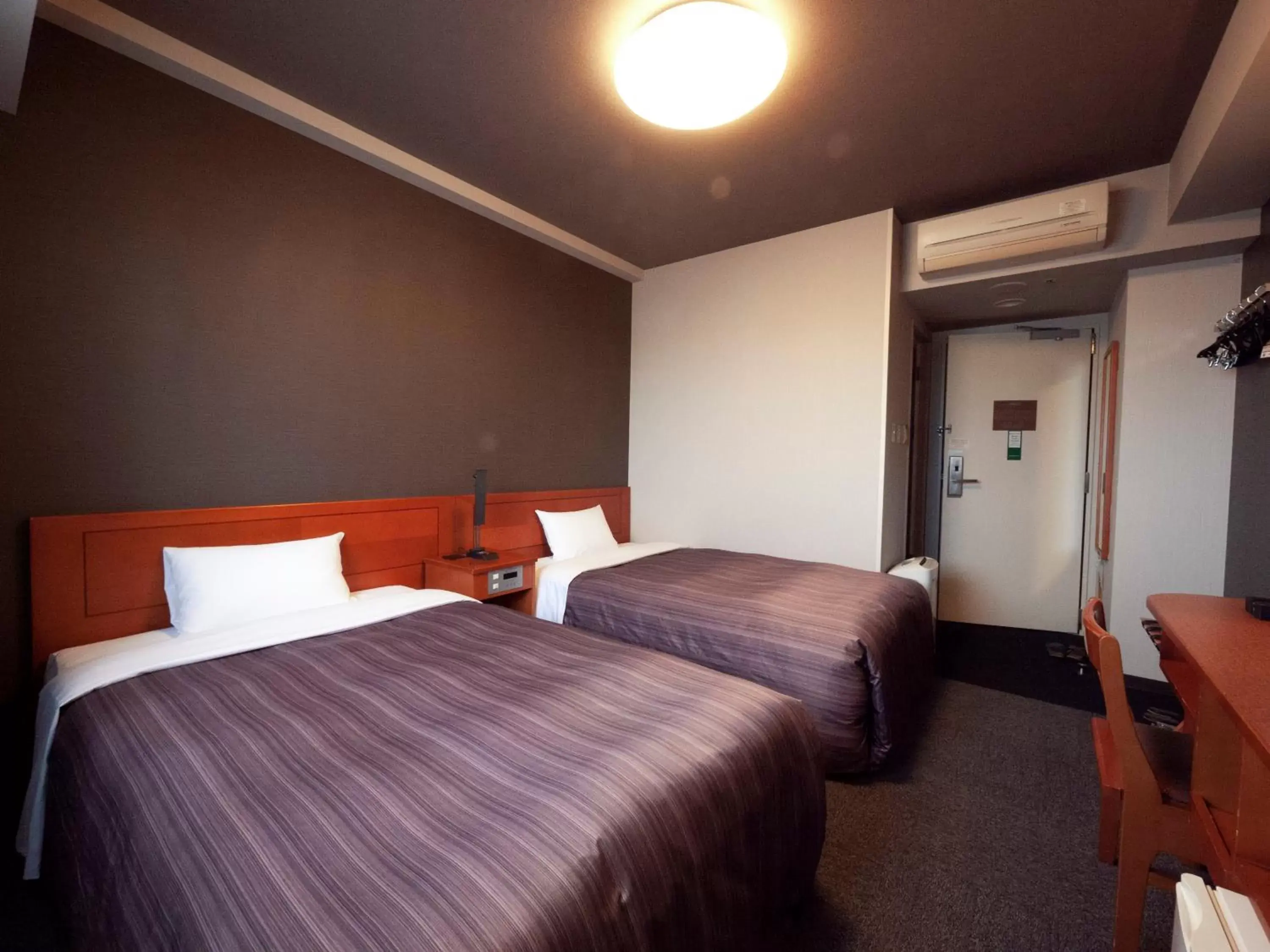Bed in Hotel Route-Inn Kanazawa Ekimae