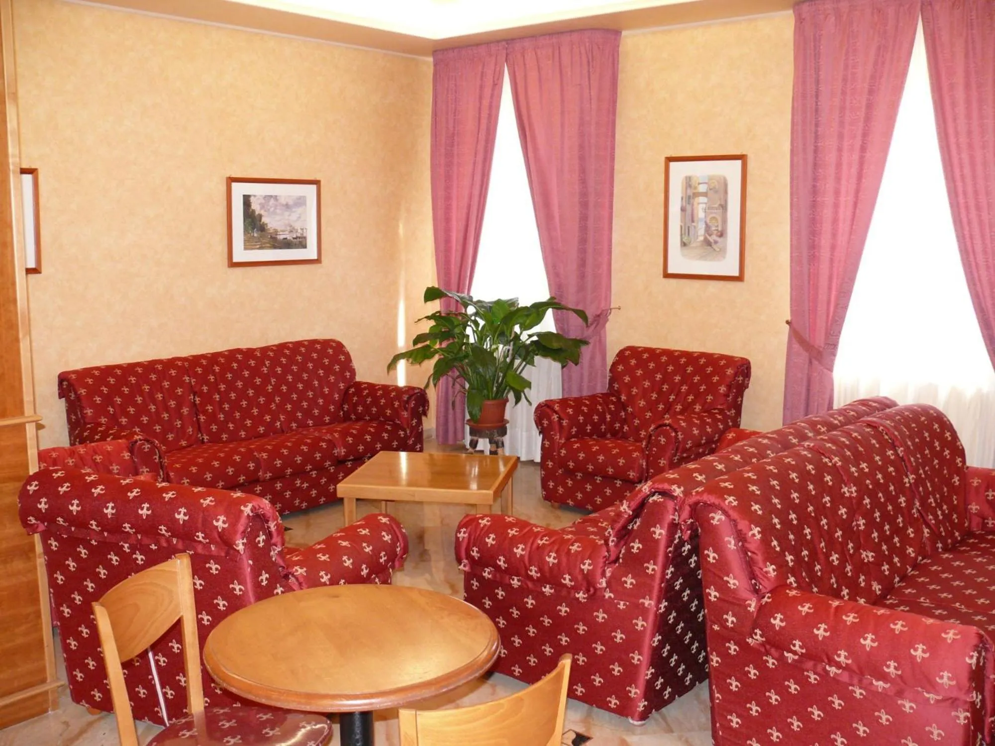 Communal lounge/ TV room in Albergo Casa Del Pellegrino