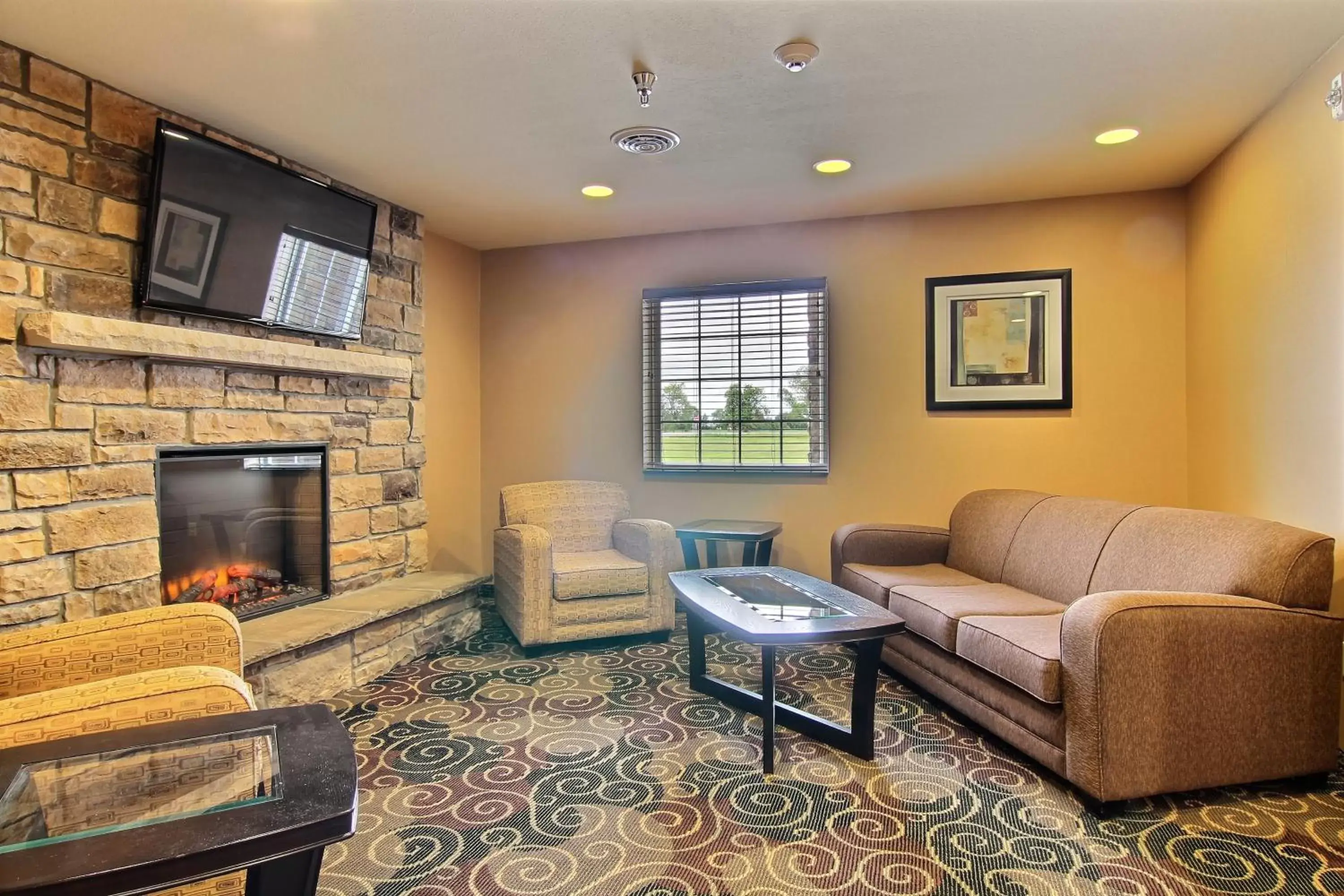 Communal lounge/ TV room, Seating Area in Cobblestone Hotel and Suites - Crookston