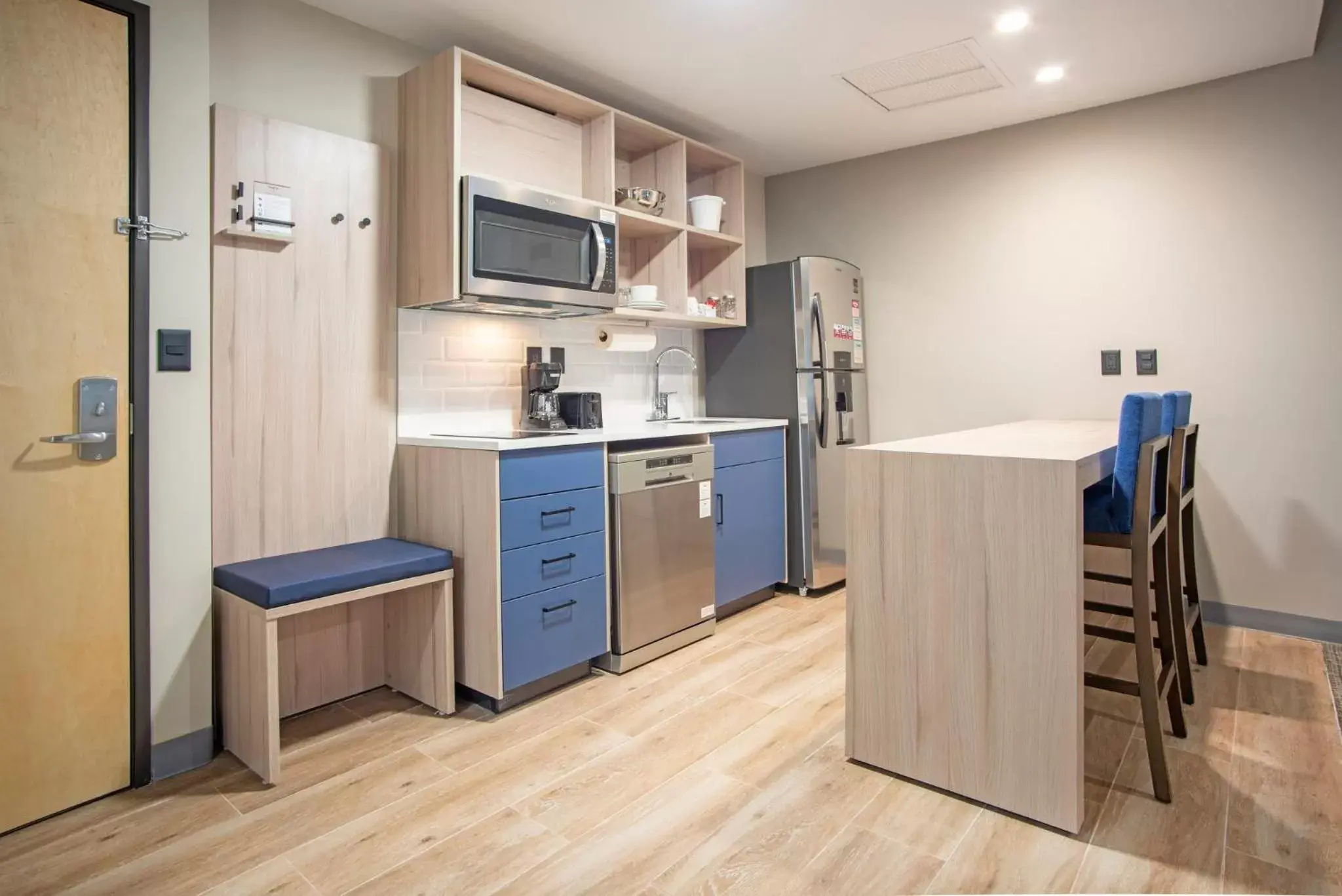 Photo of the whole room, Kitchen/Kitchenette in Candlewood Suites - Guadalajara Galerias, an IHG Hotel