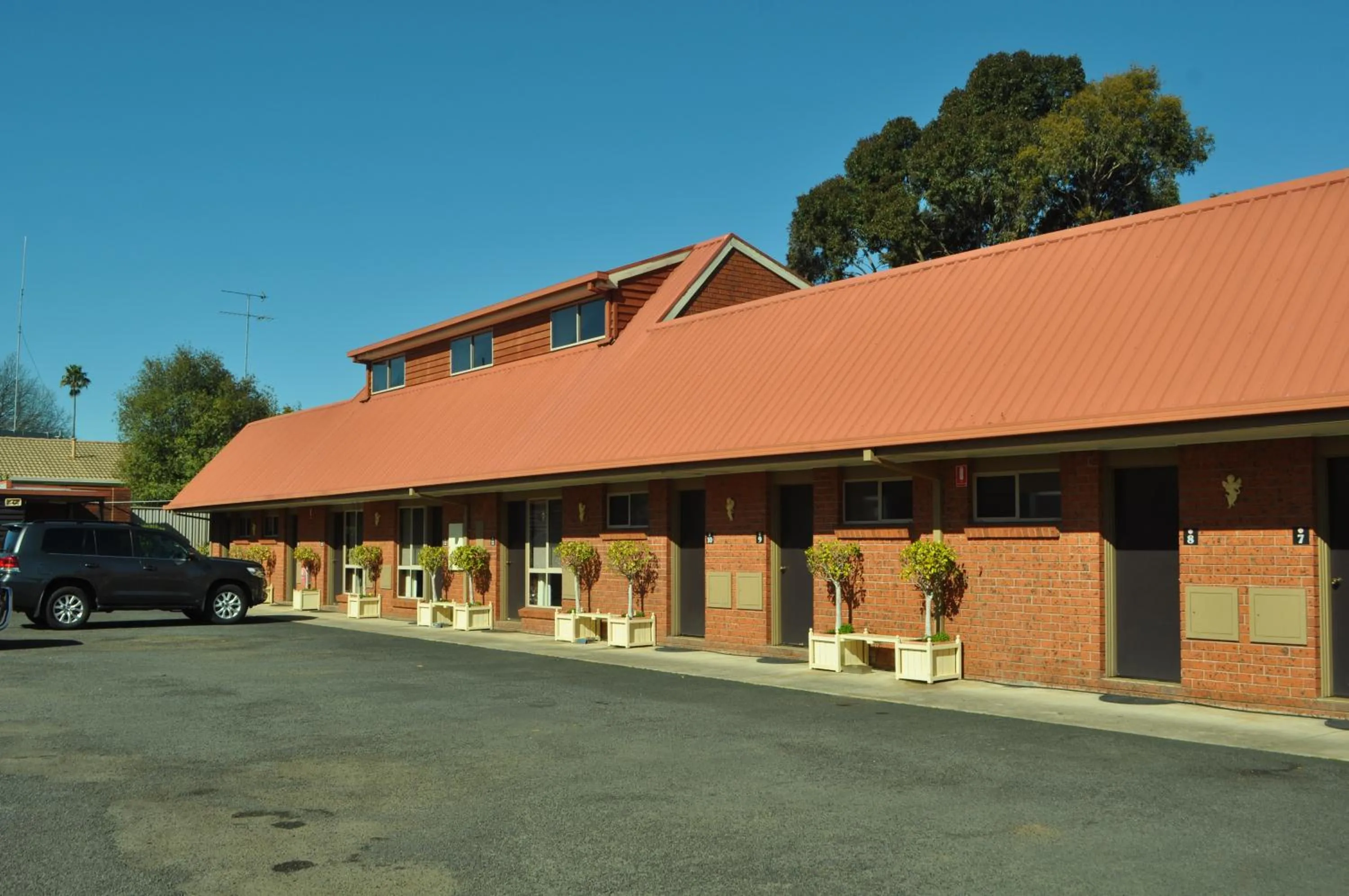 Parking in AAt 28 Goldsmith Motel