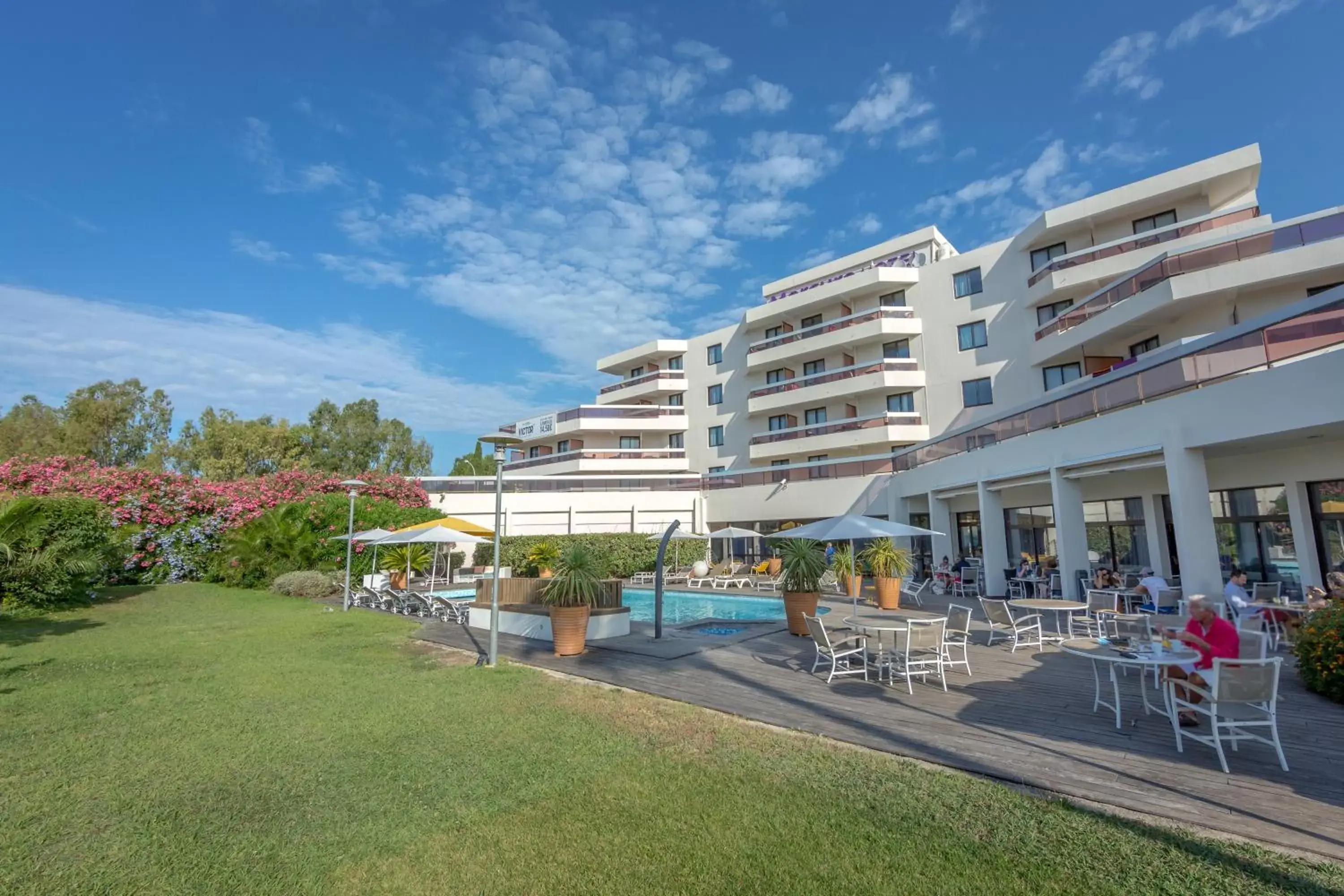 Swimming pool, Property Building in Mercure Hyères Centre Côte d'Azur