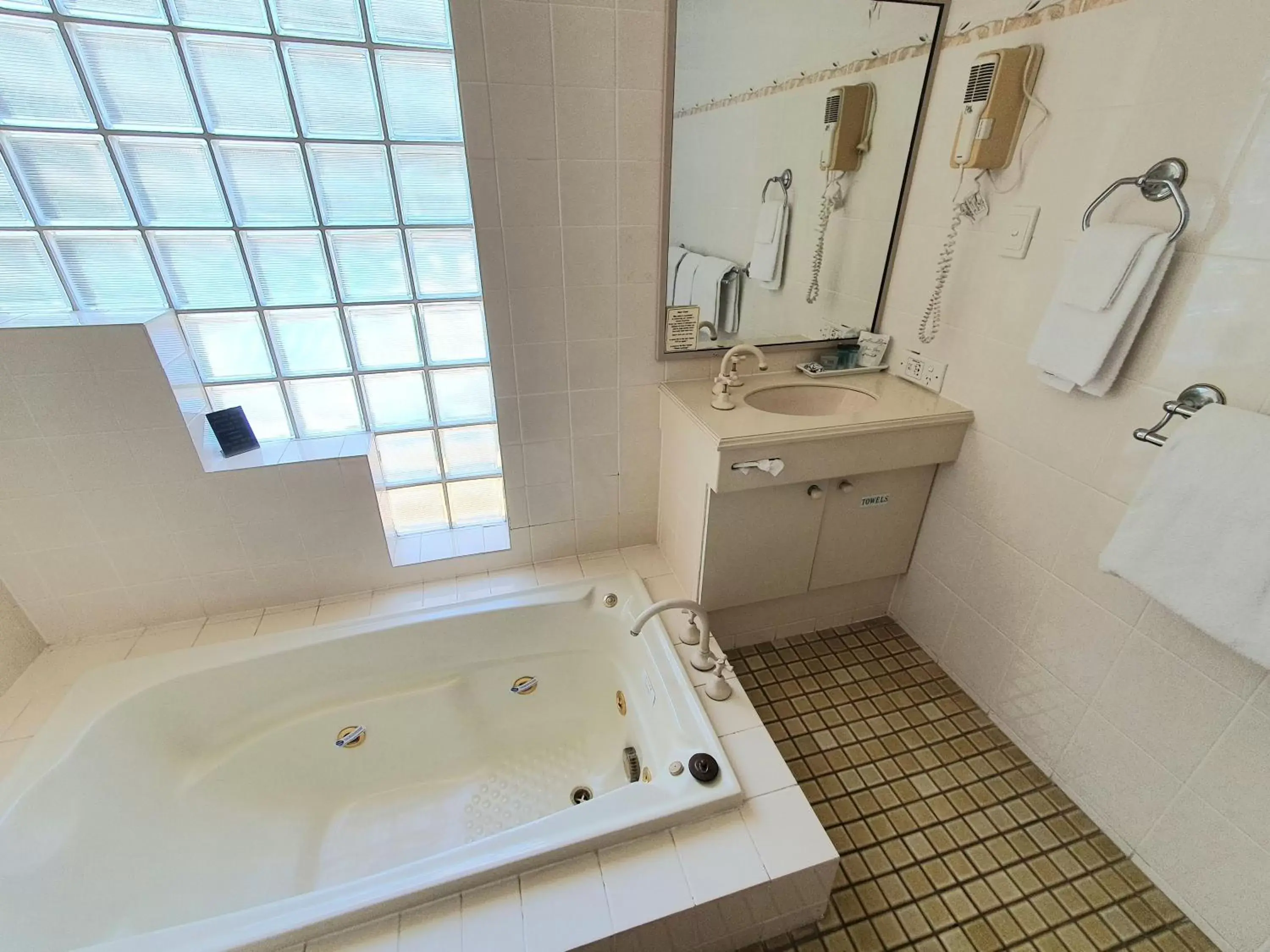 Bathroom in McNevins Maryborough Motel