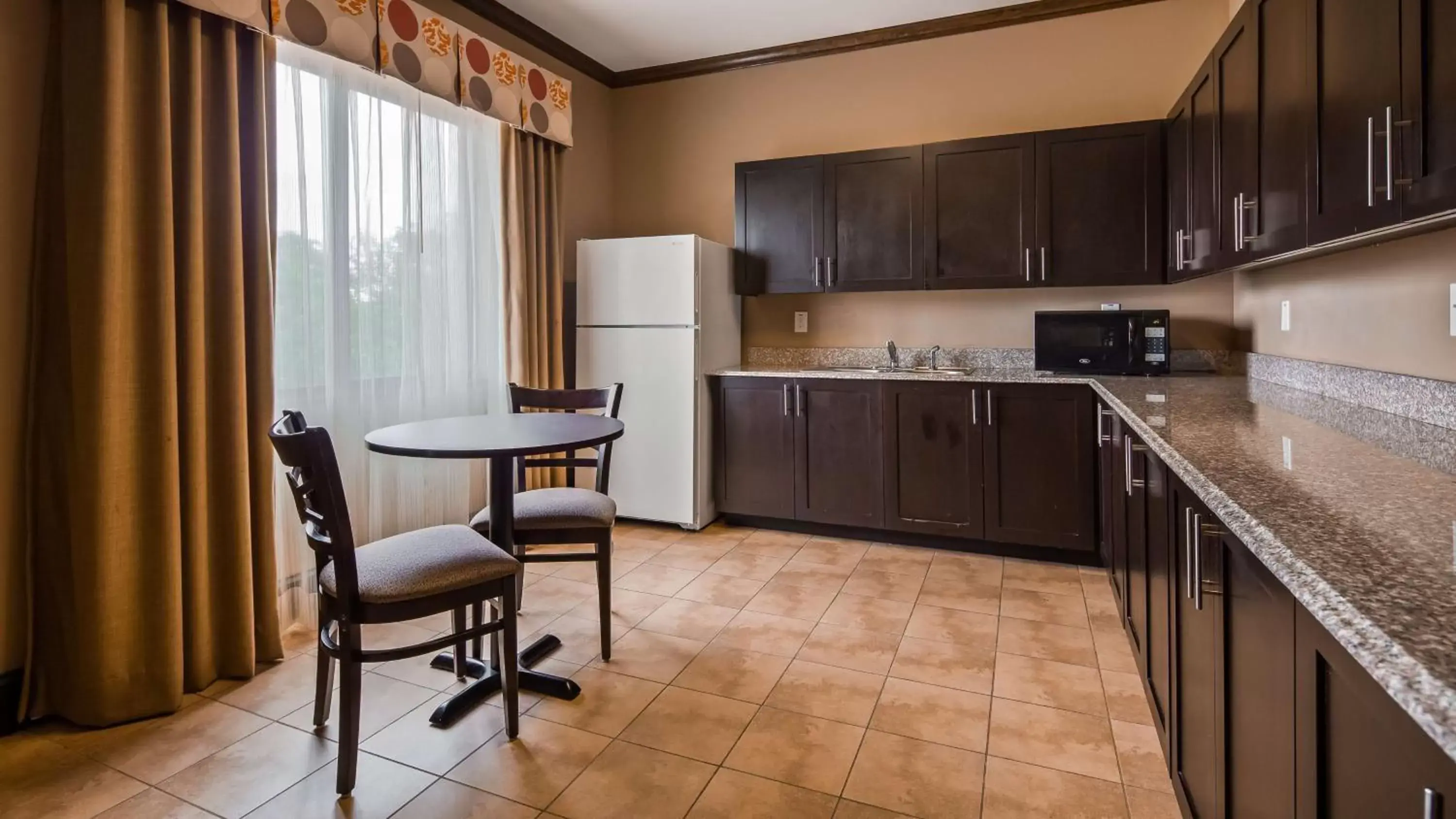 Photo of the whole room, Kitchen/Kitchenette in Best Western Plus Hotel and Suites Denison