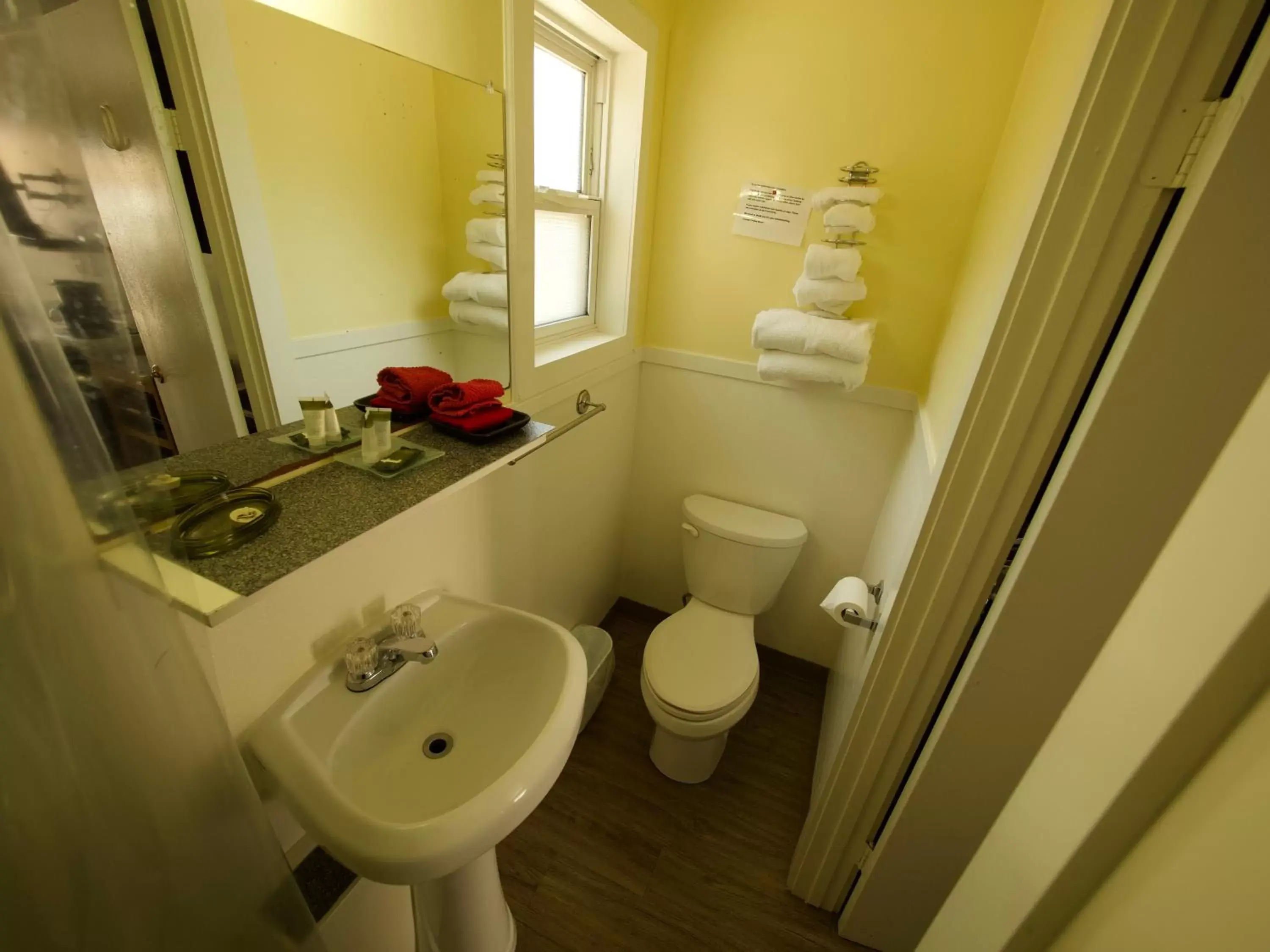 Bathroom in Creston Valley Motel