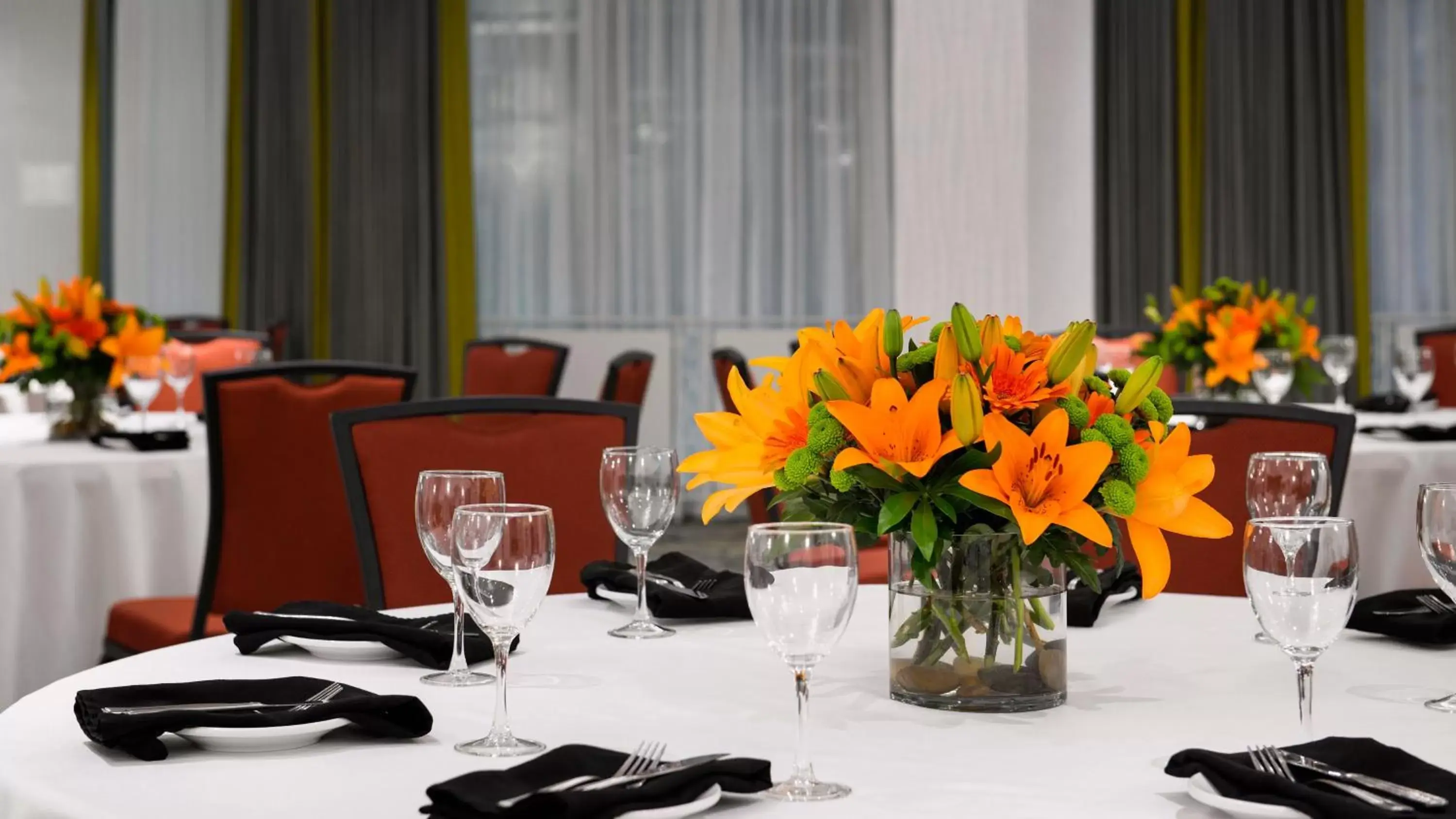 Banquet/Function facilities, Restaurant/Places to Eat in Holiday Inn Vancouver Downtown & Suites, an IHG Hotel