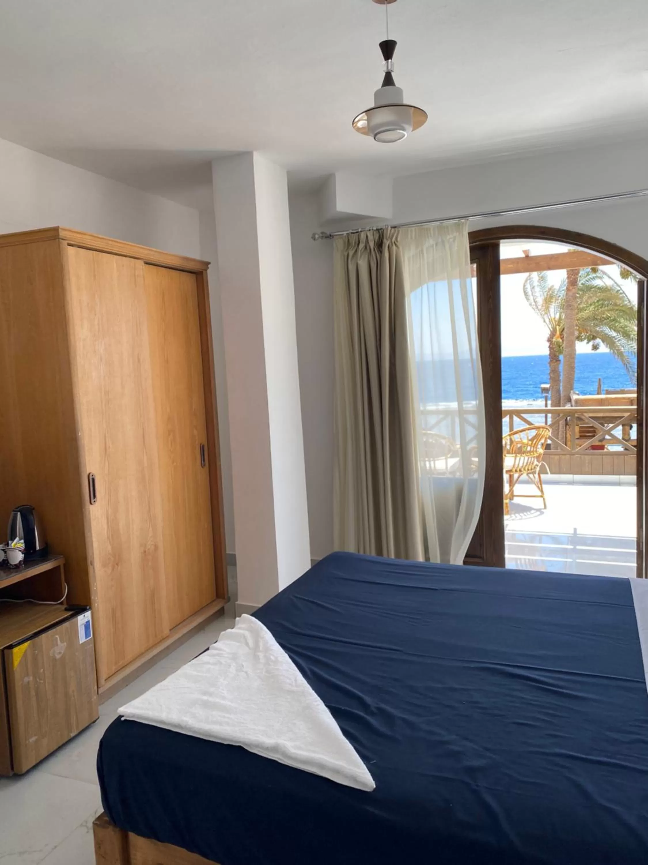 Photo of the whole room, Bed in Penguin Village Dahab