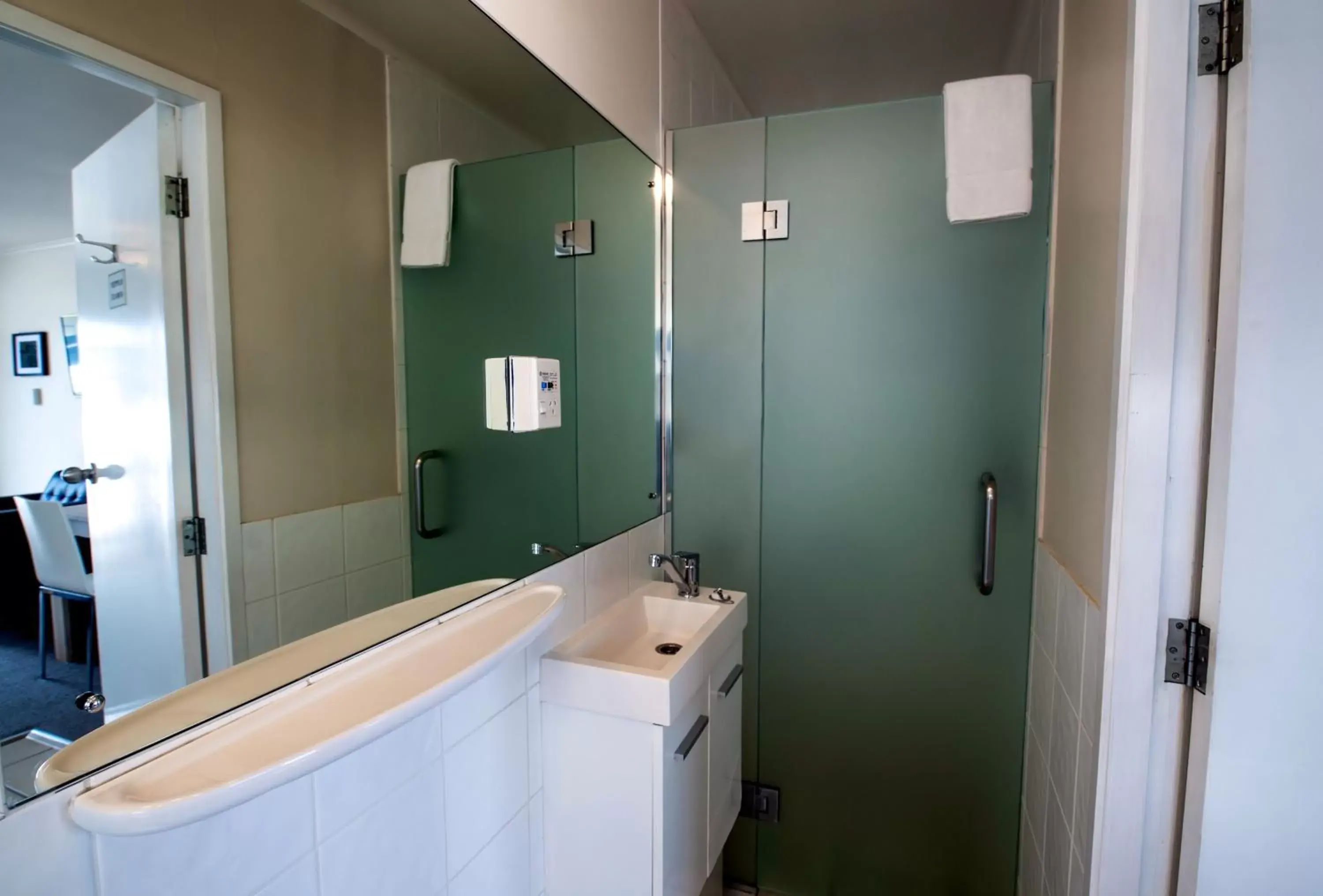 Shower, Bathroom in Best Western Braeside Rotorua