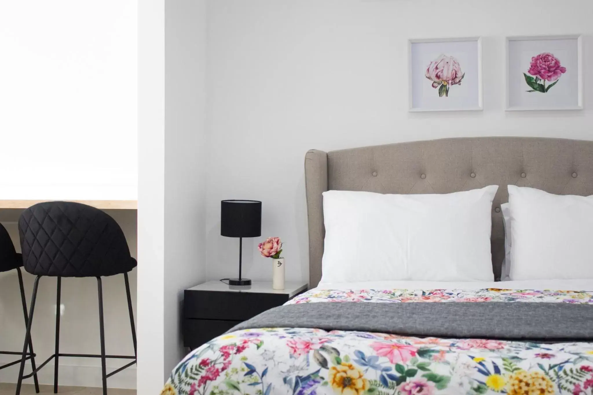 Lola - Deluxe Queen Studio with Bath, downstairs in The Dragonfly Inn Lola - Deluxe Queen Studio with Bath, downstairs in The Dragonfly Inn