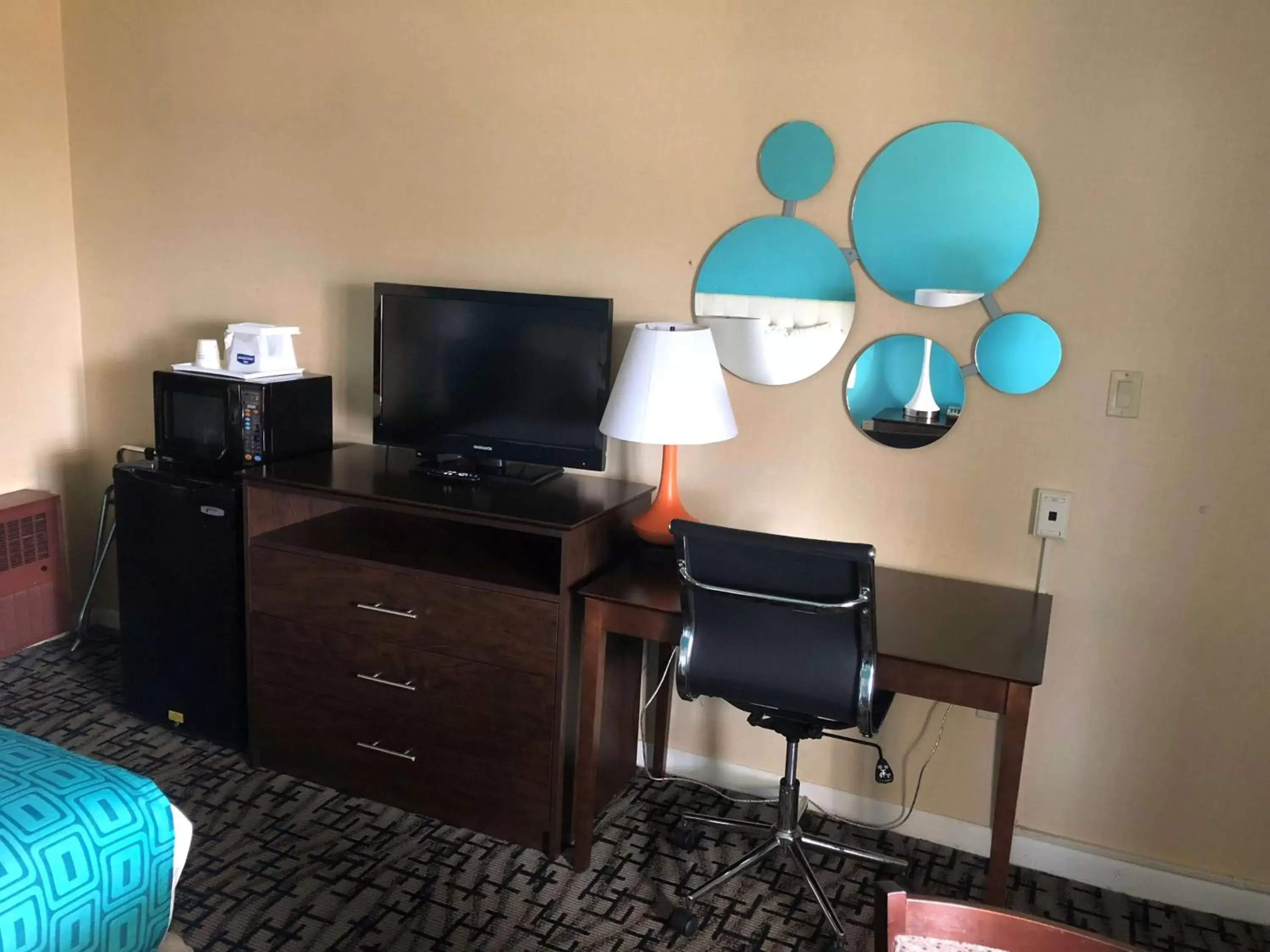 Photo of the whole room, TV/Entertainment Center in Howard Johnson by Wyndham Rocky Hill