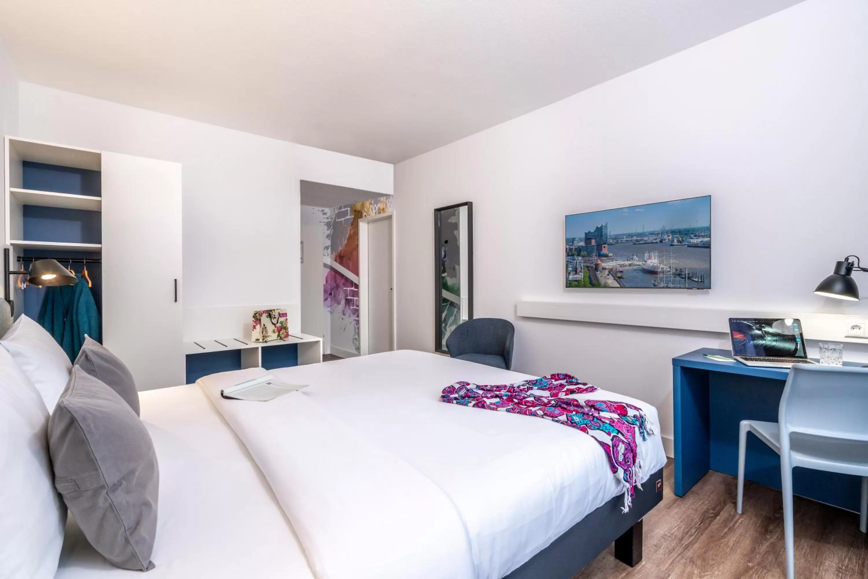Photo of the whole room, Bed in ibis Styles Hamburg Alster City