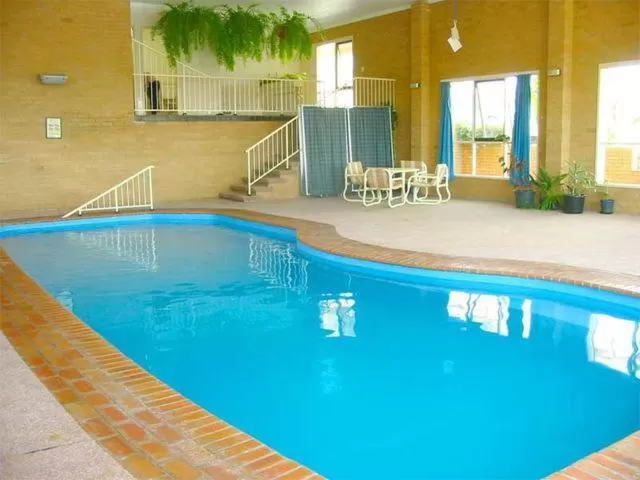 Swimming pool in Bega Village Motor Inn