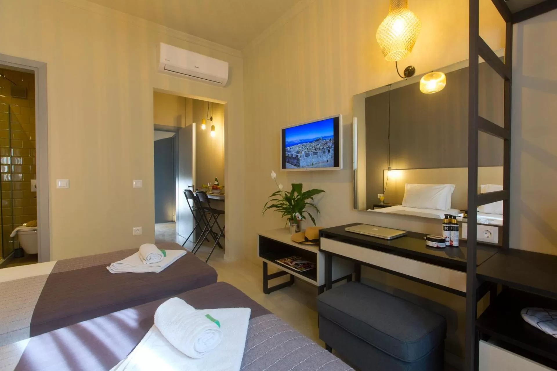 TV and multimedia, Bed in LOC HOSPITALITY Urban Suites