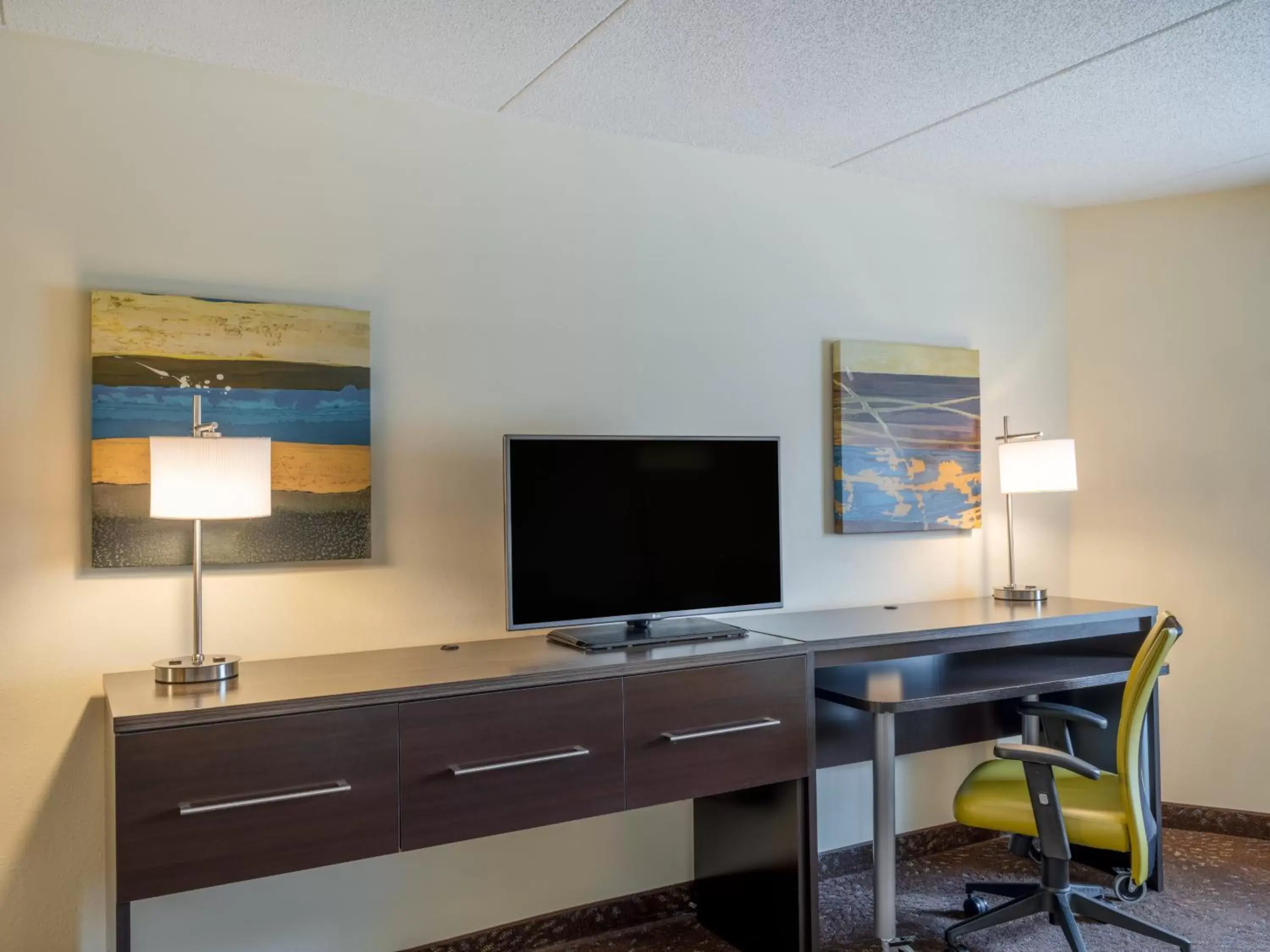 Photo of the whole room, TV/Entertainment Center in Holiday Inn Greensboro Coliseum, an IHG Hotel