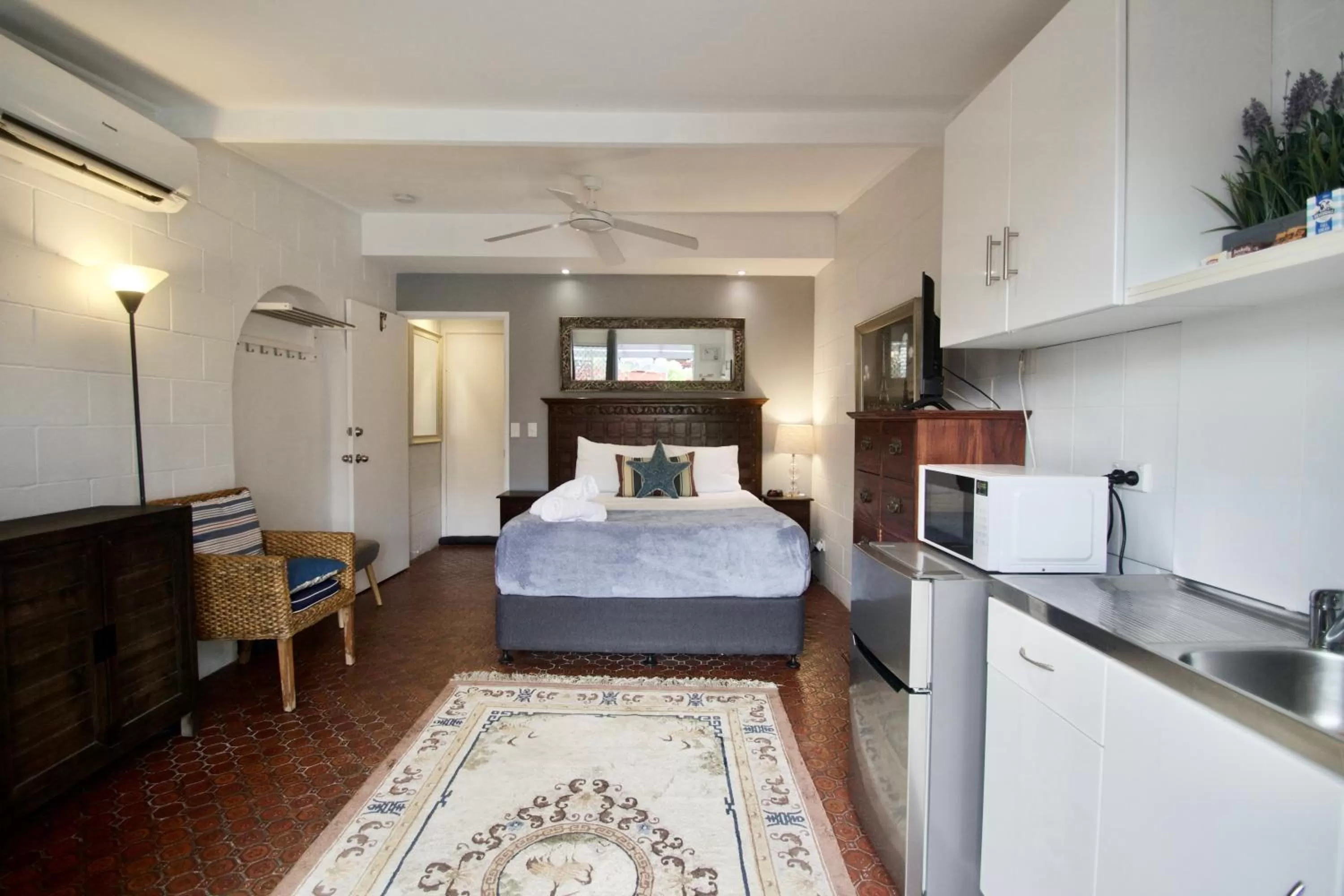 Bed in Hideaway Noosa Men Only Beach Resort