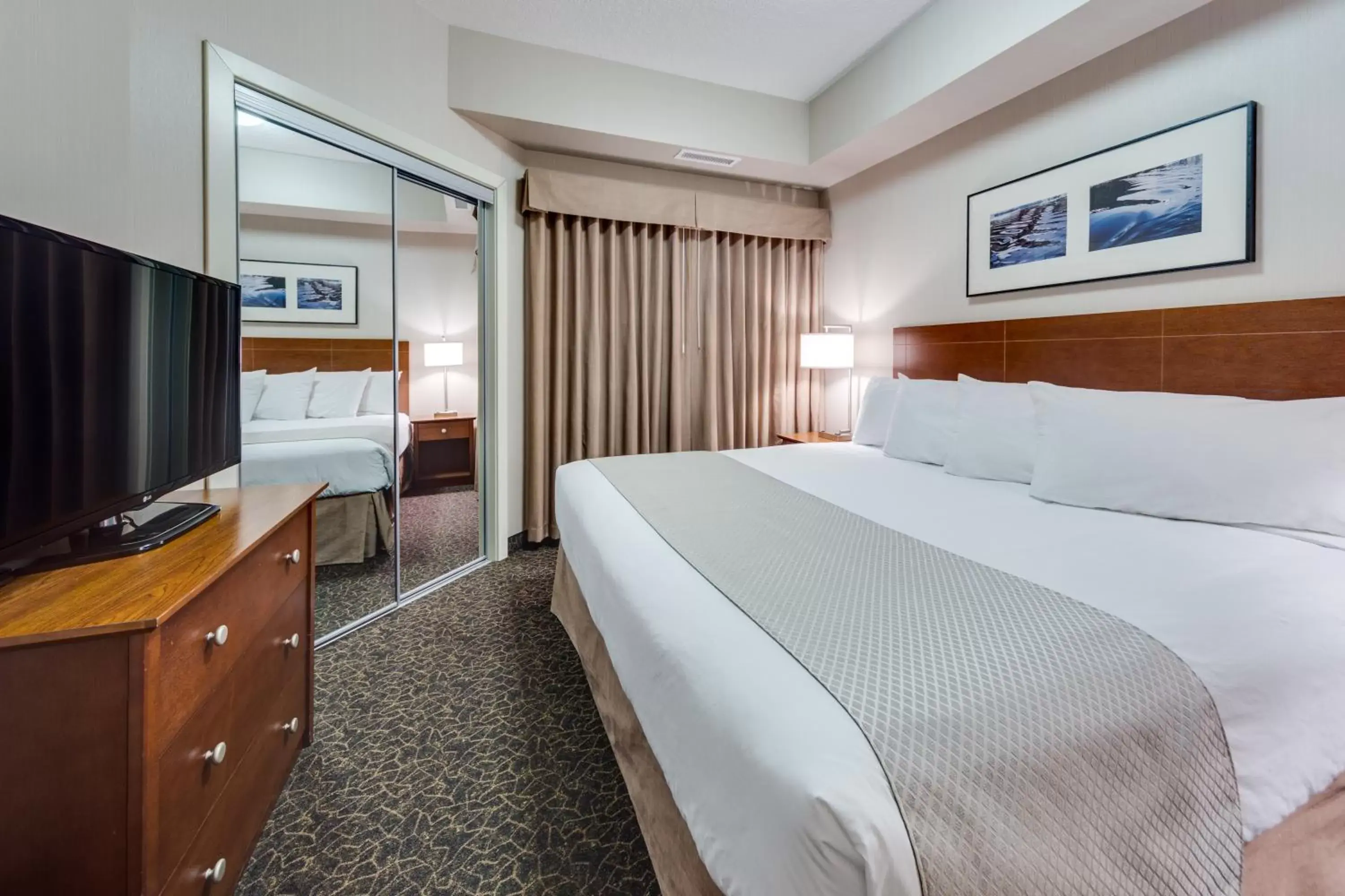 Shower, Bed in Heritage Inn & Suites - Brooks