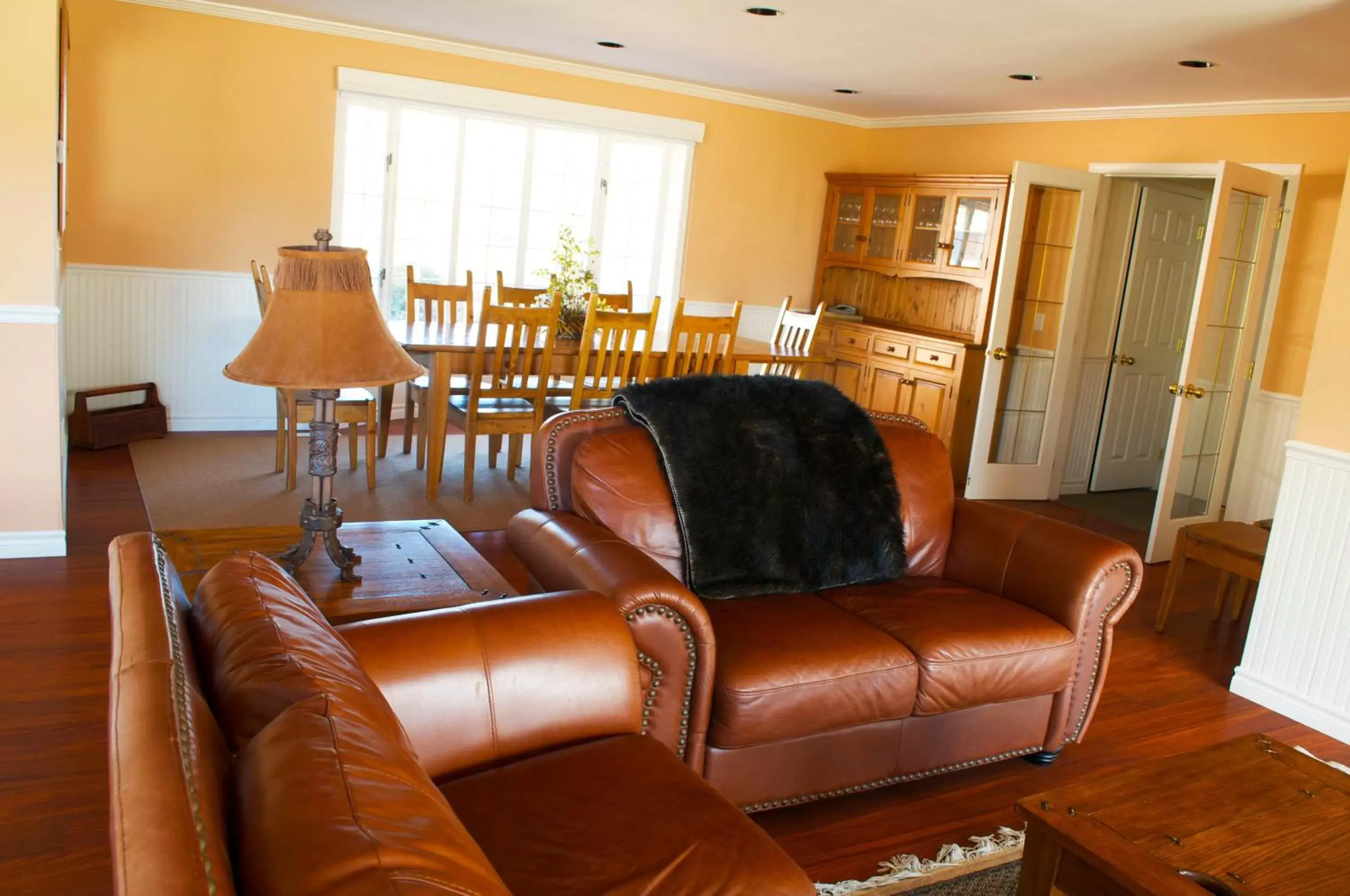 Living room, Seating Area in South Thompson Inn & Conference Centre