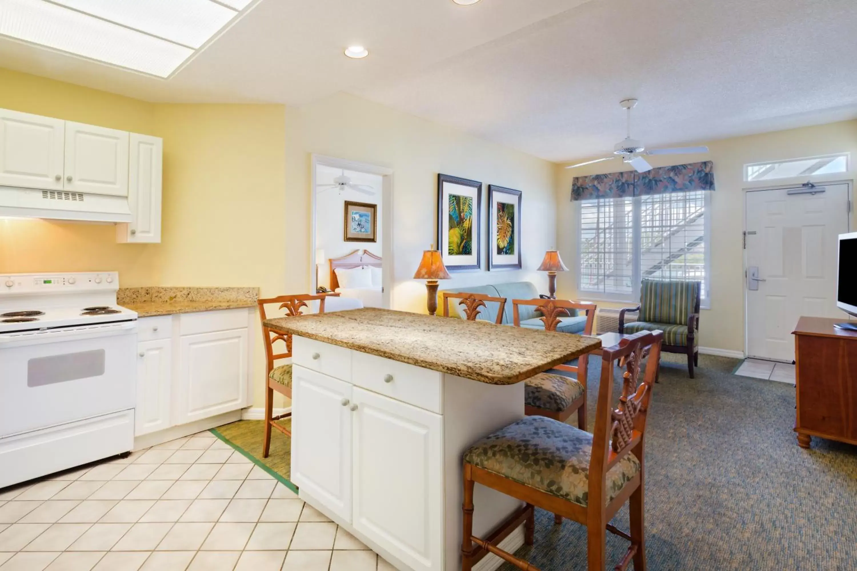 Kitchen or kitchenette, Kitchen/Kitchenette in Holiday Inn & Suites Clearwater Beach S-Harbourside