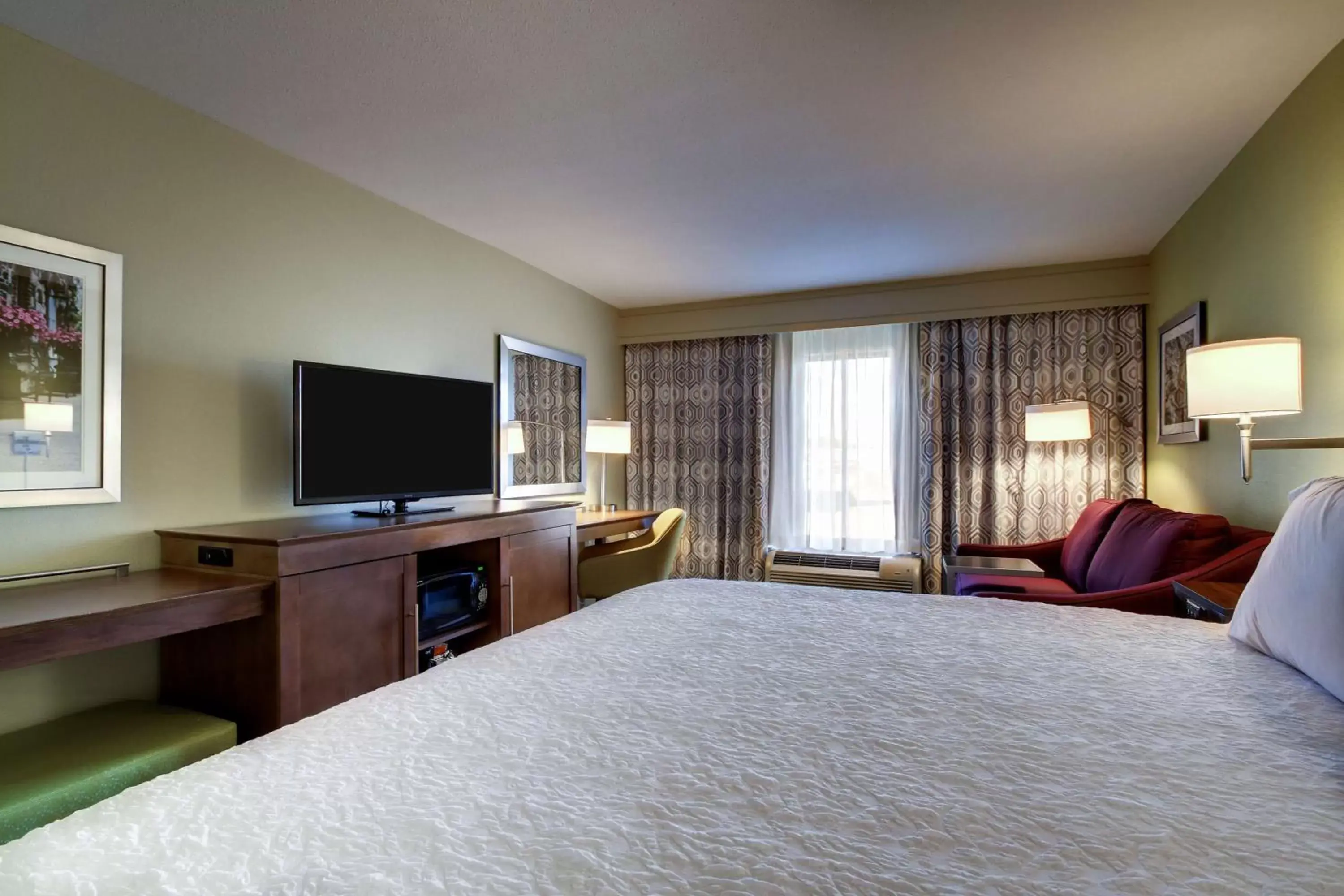 Bed, TV/Entertainment Center in Hampton Inn & Suites Cordele