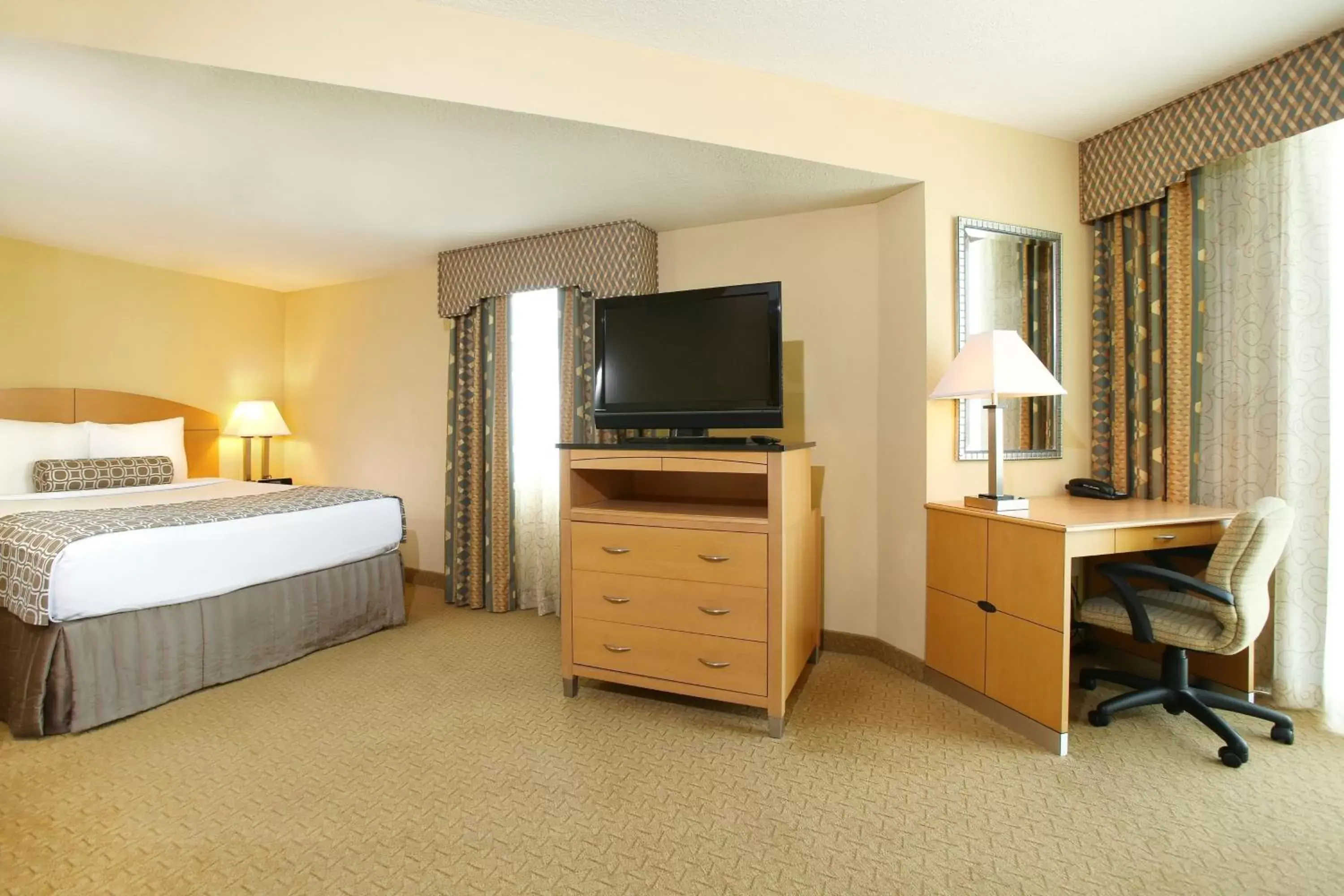 Bedroom, TV/Entertainment Center in Hotel Kinetic Orlando Universal Blvd