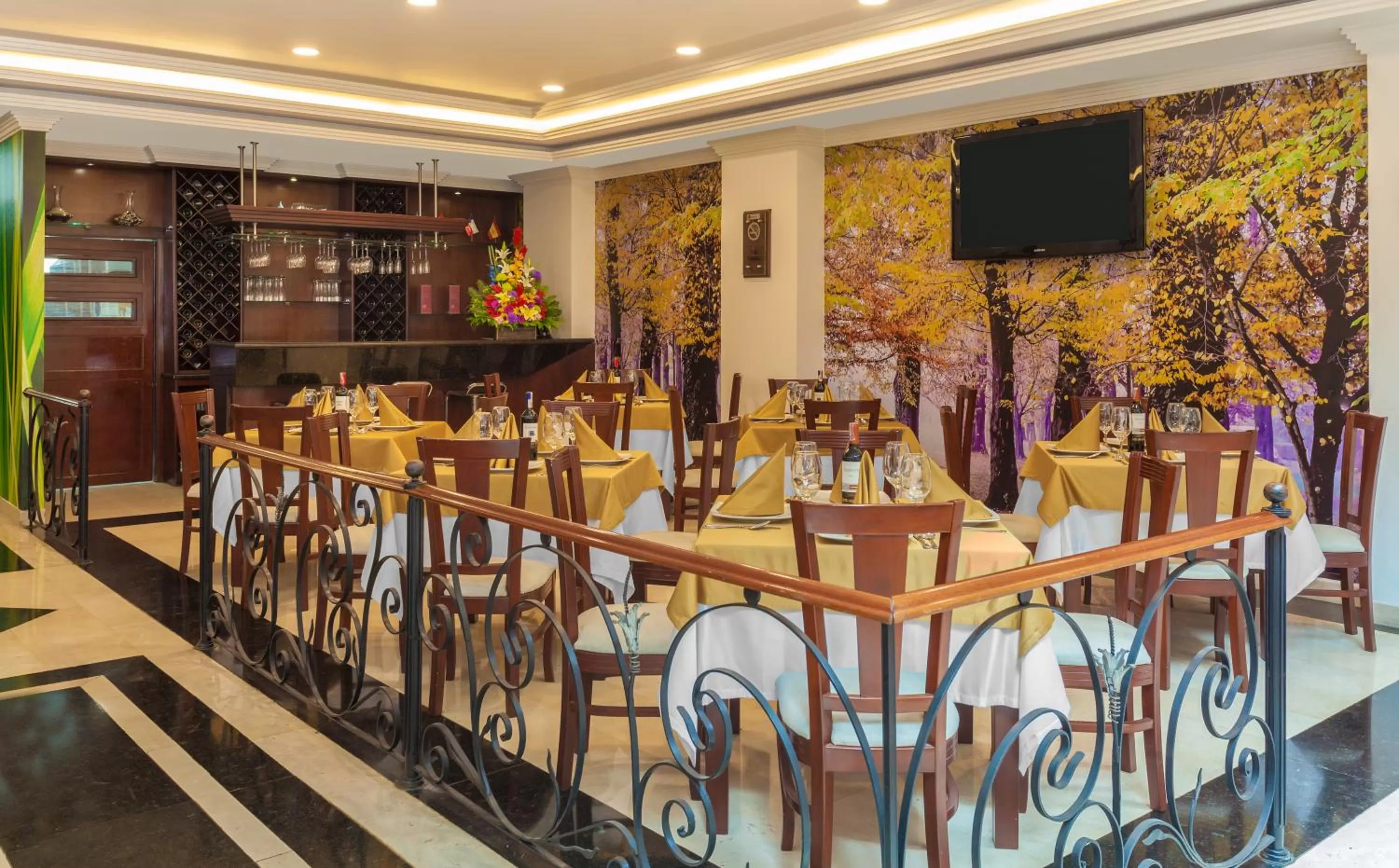 Restaurant/places to eat in Hotel Embassy Park