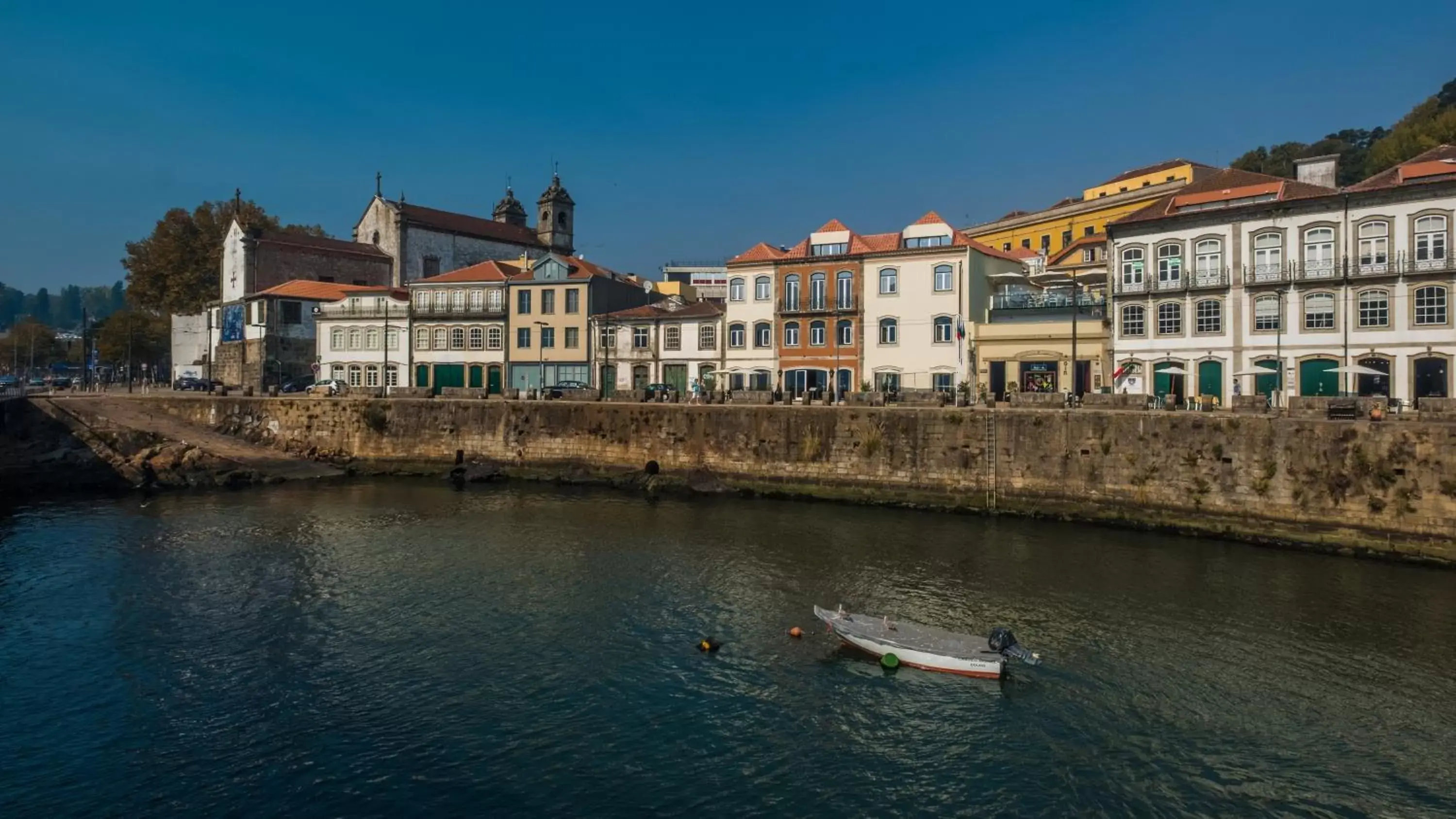 Property building in Vila Gale Porto Ribeira