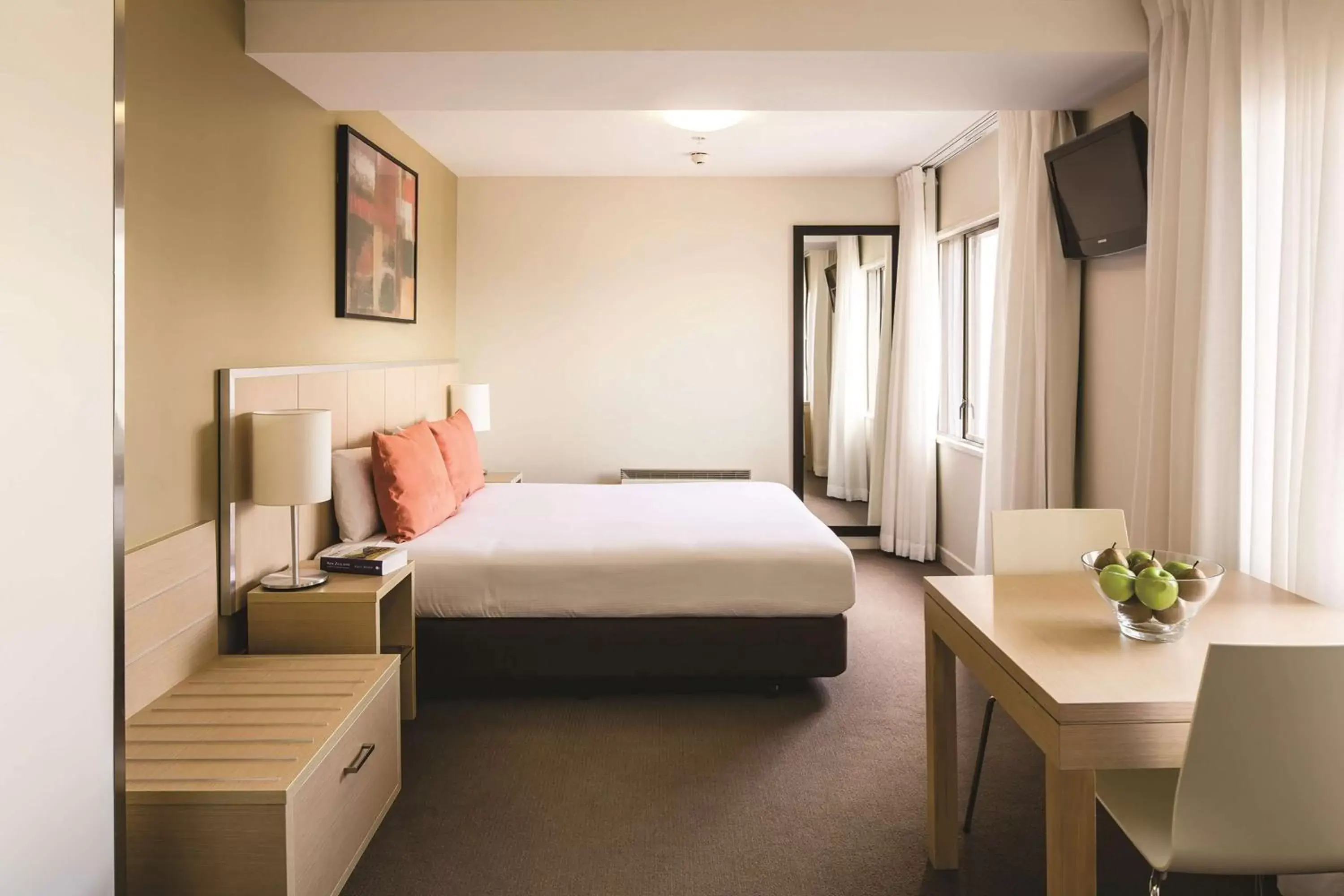 Bedroom, Bed in Travelodge Hotel Wellington