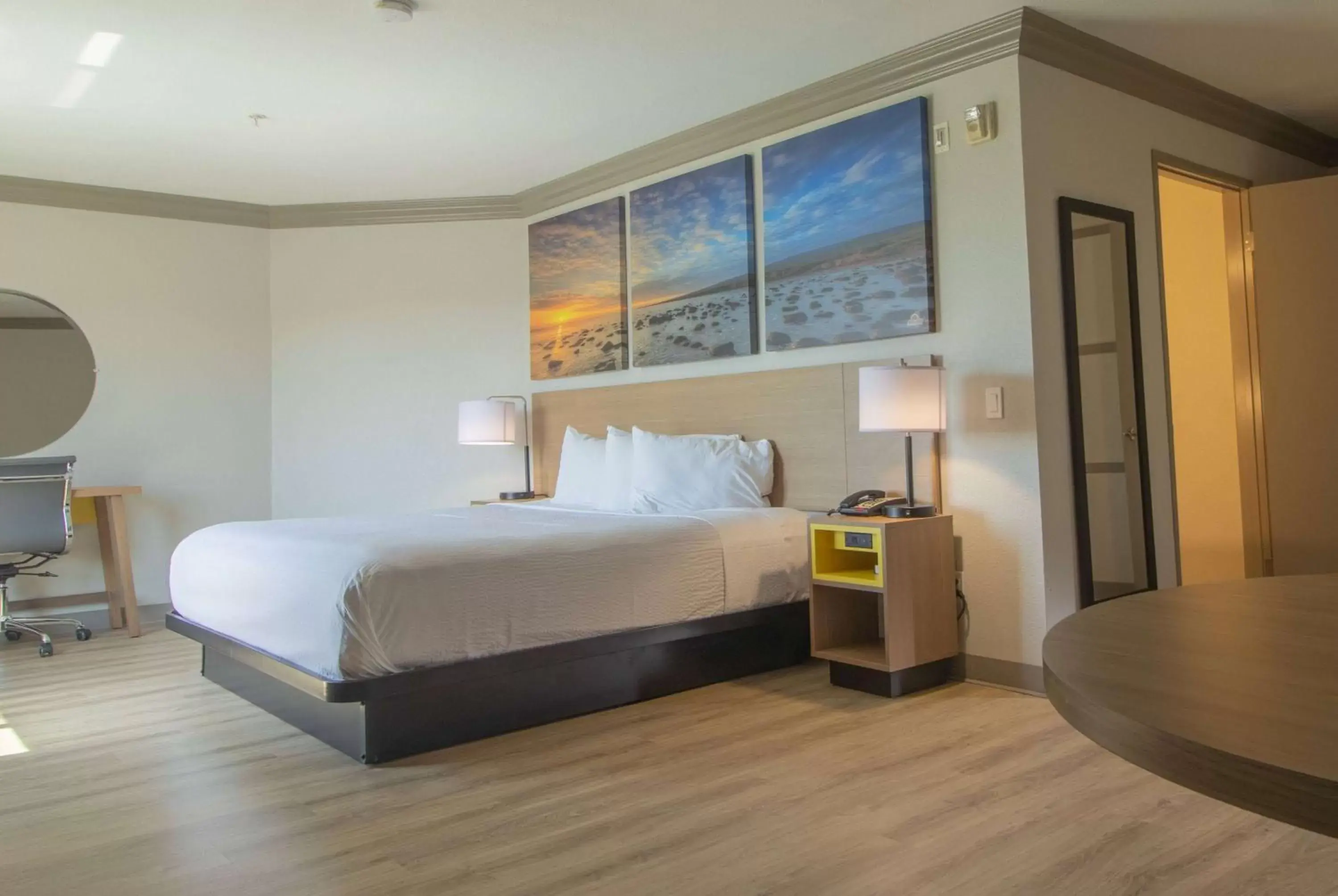 Photo of the whole room, Bed in Days Inn by Wyndham Carlsbad