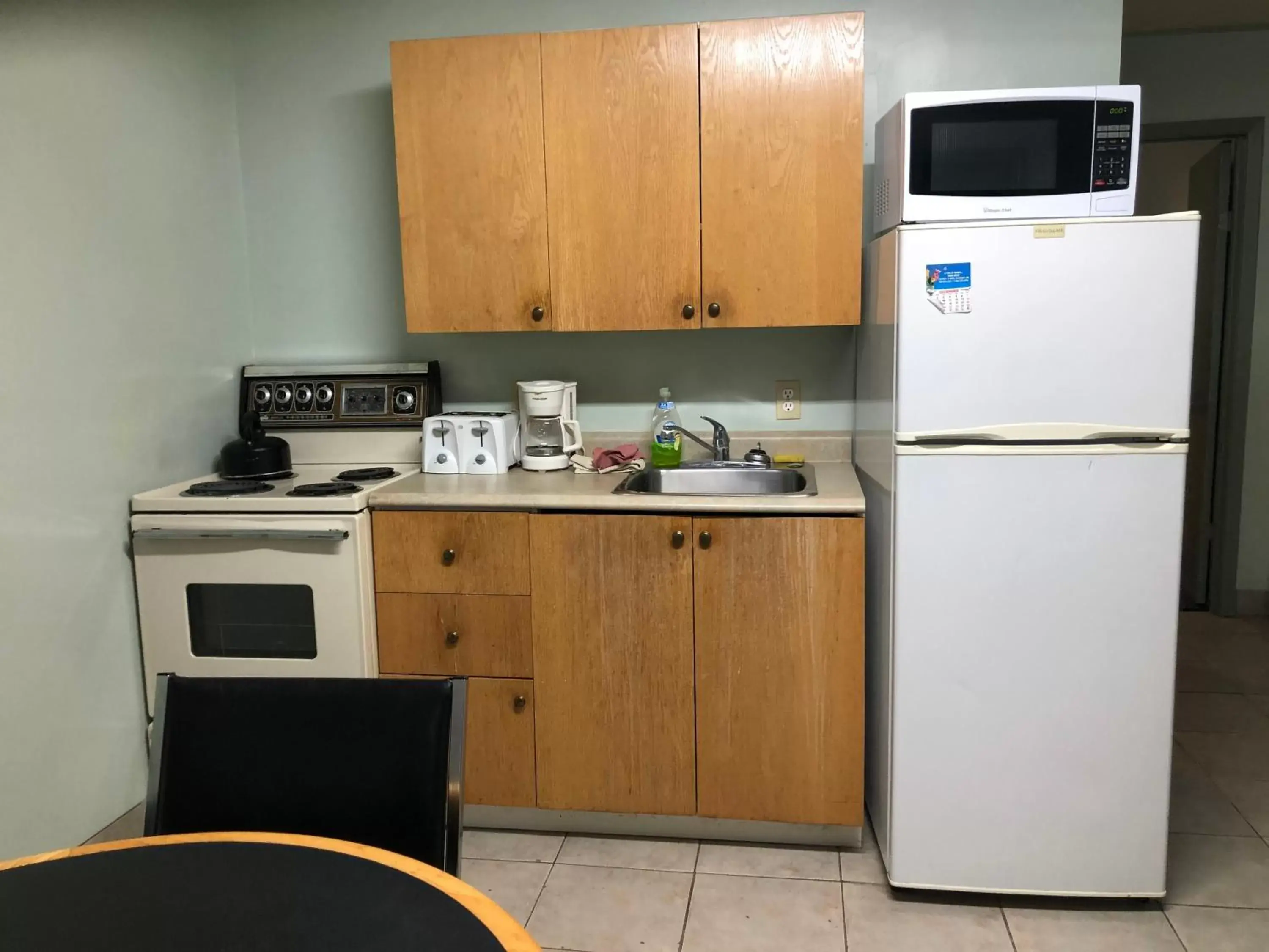 Kitchen/Kitchenette in Chimo Motel