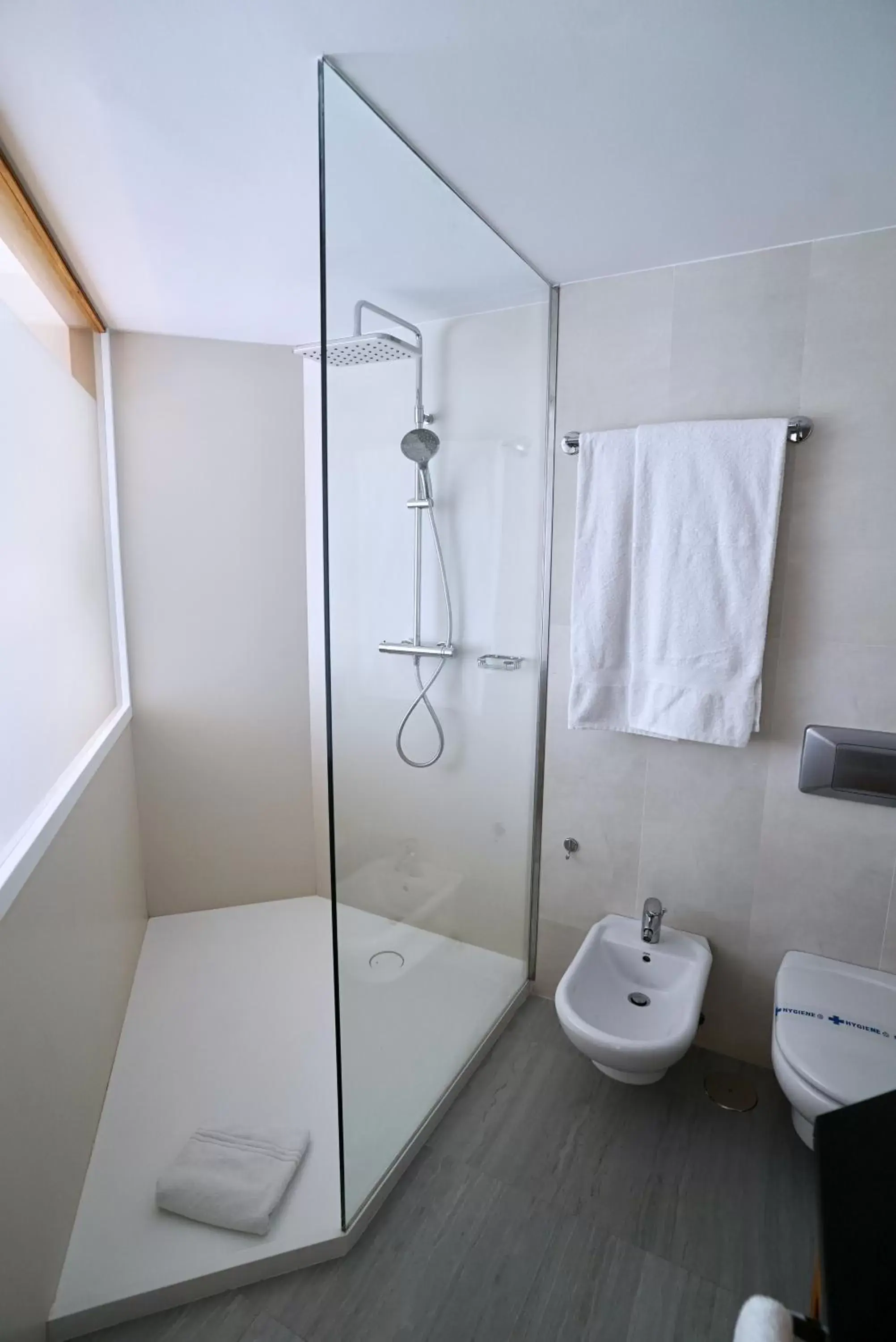 Shower, Bathroom in Gran Hotel Victoria