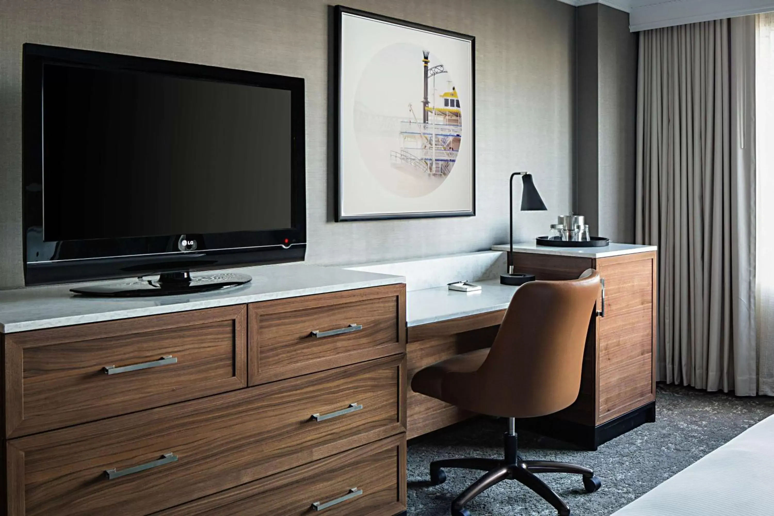 Bedroom, TV/Entertainment Center in Hilton New Orleans Airport