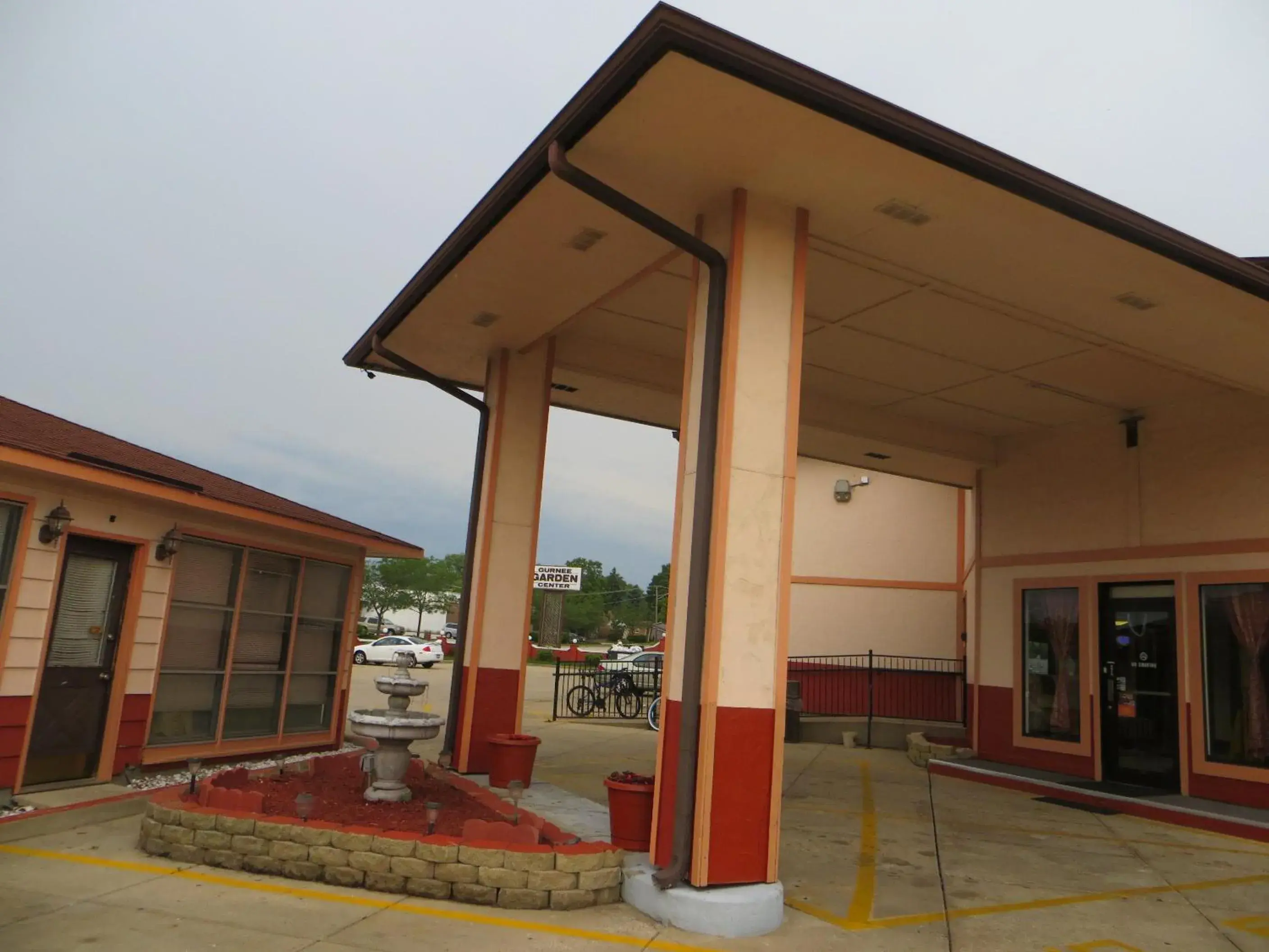 Facade/entrance in Gurnee Motel Facade/entrance in Gurnee Motel