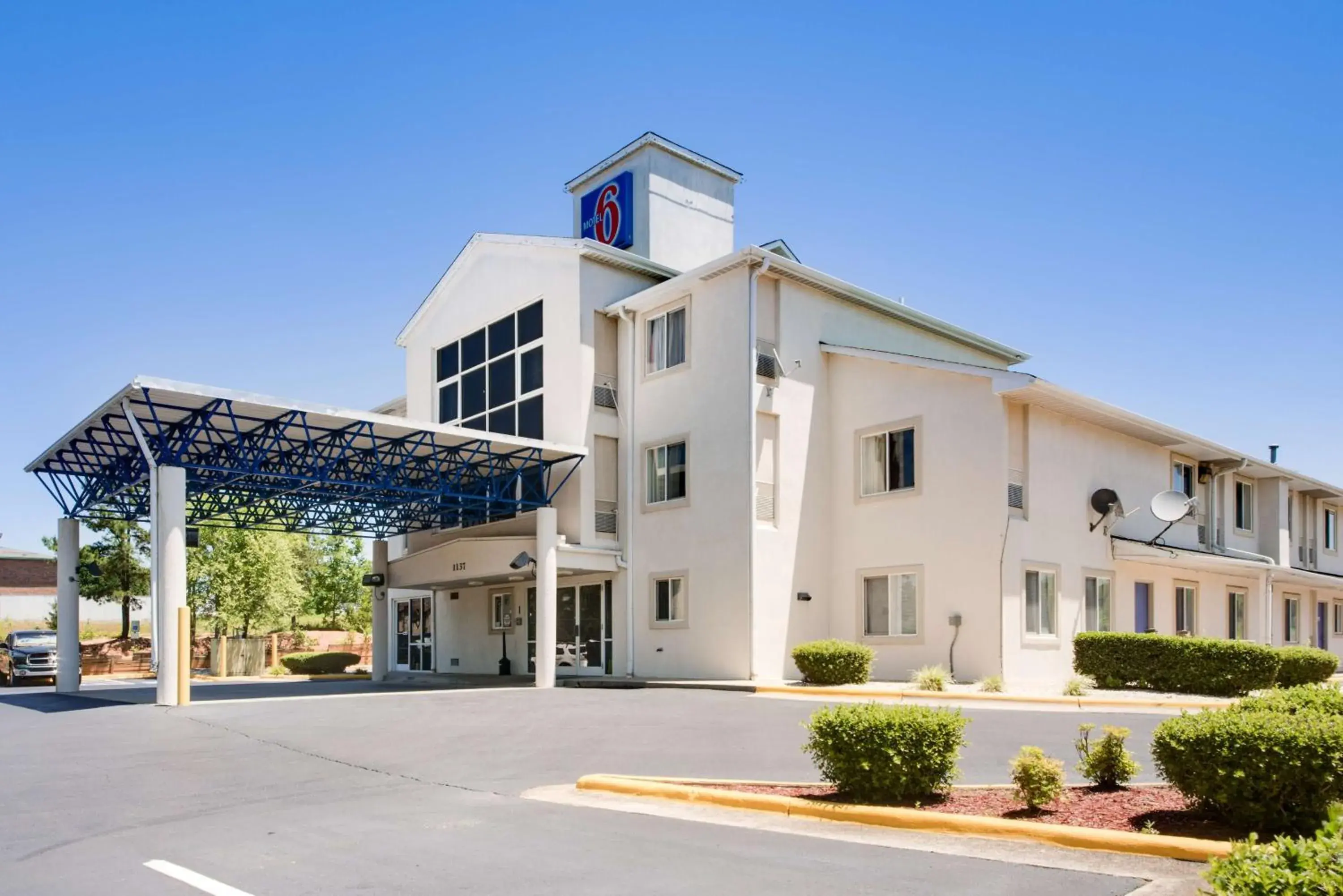 Property building, Facade/Entrance in Motel 6-Statesville, NC