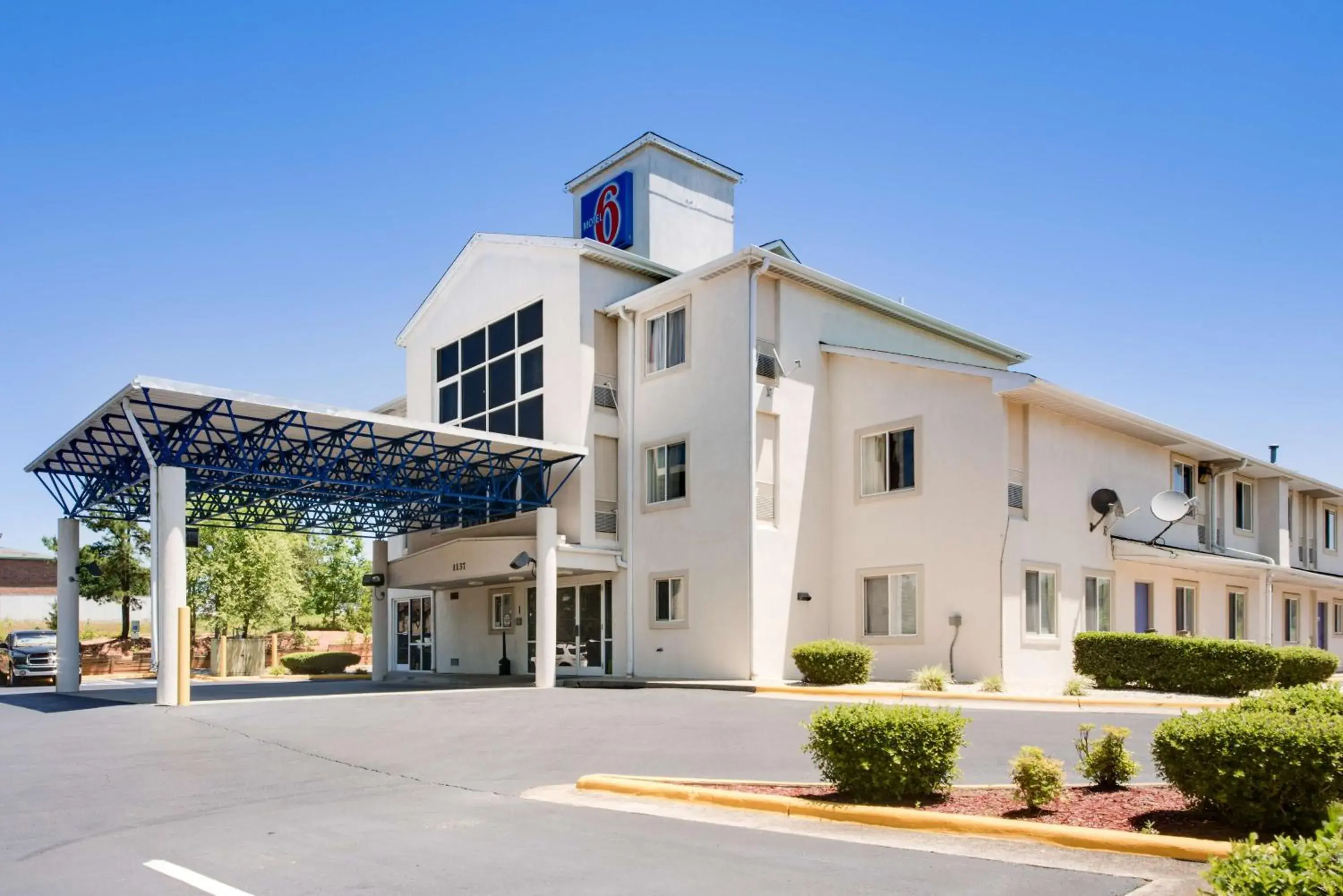 Property building in Motel 6-Statesville, NC Property building in Motel 6-Statesville, NC