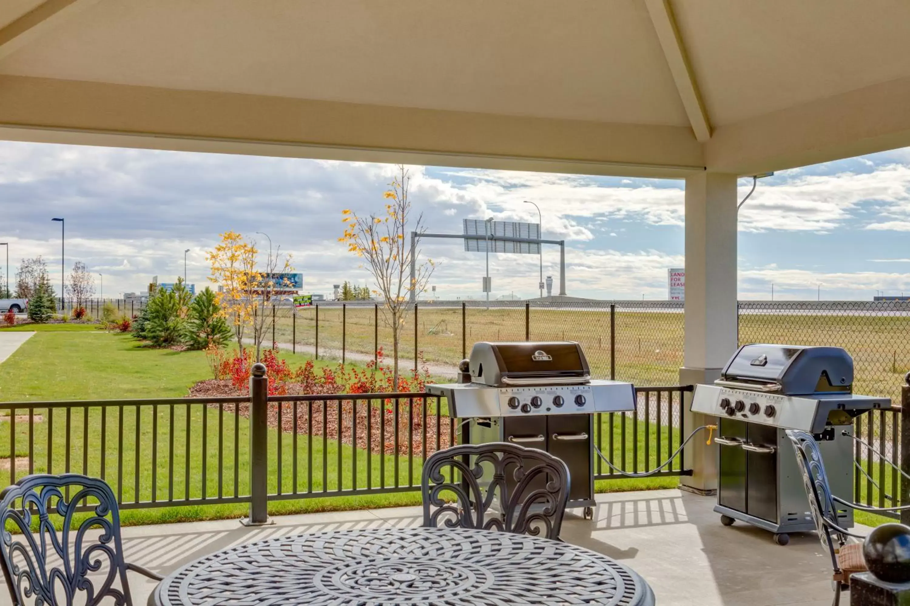 BBQ facilities, Balcony/Terrace in Park Inn by Radisson, Calgary Airport North, AB