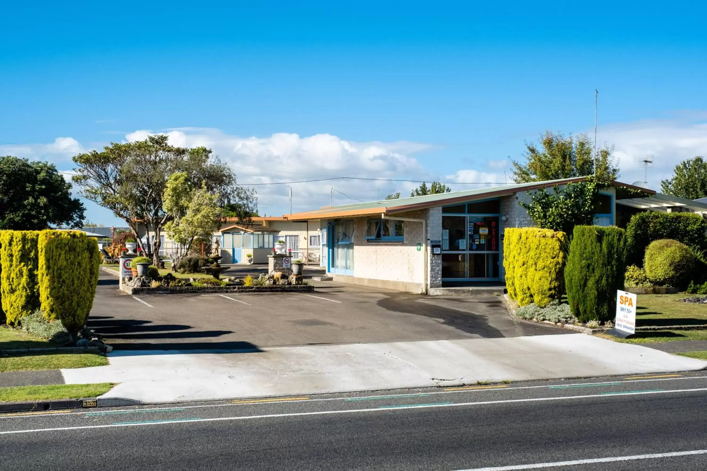 Facade/entrance, Property Building in Sundowner Spanish Lady Motel