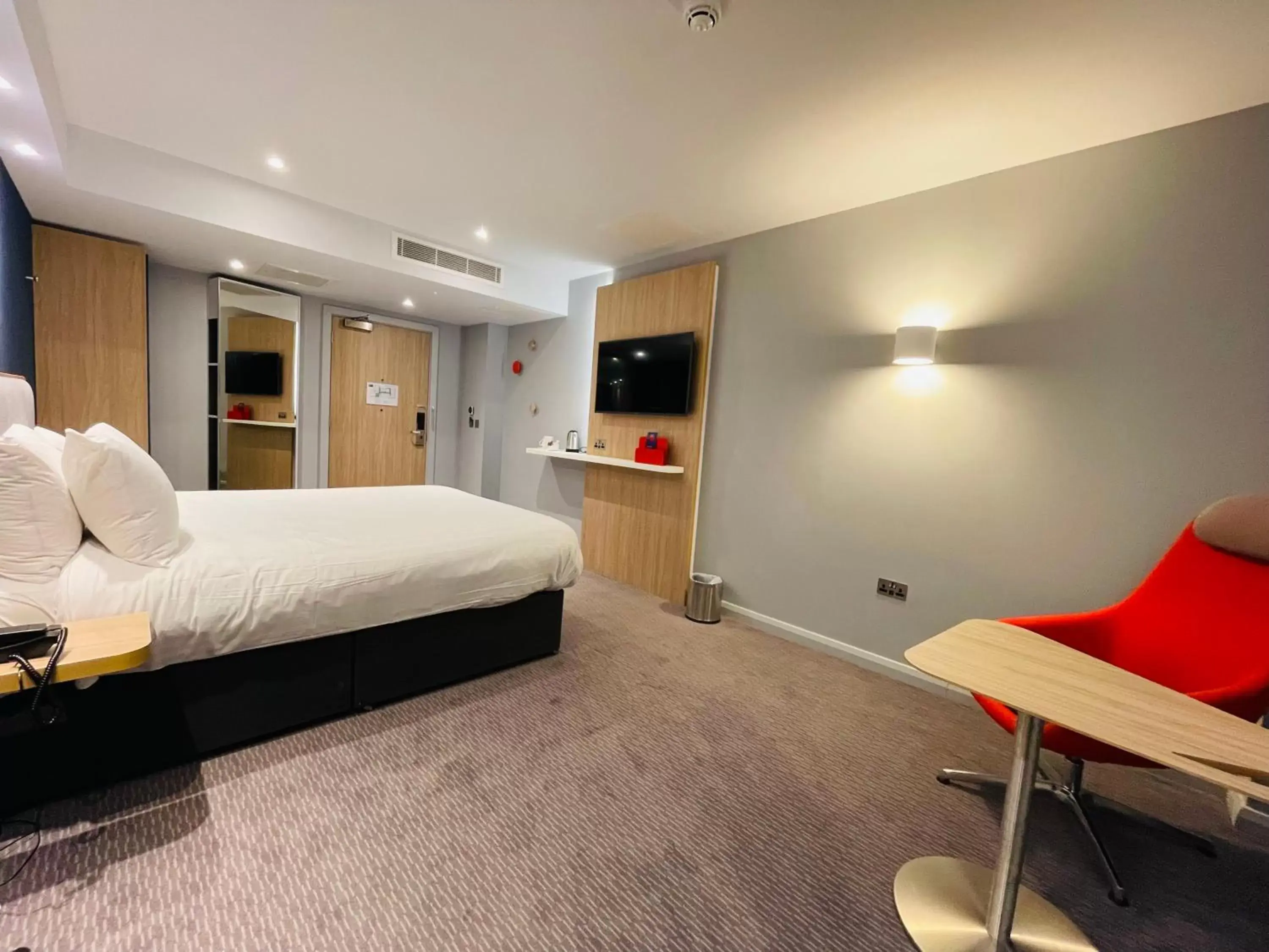 Double Room - Mobility Accessible Tub - Non-Smoking in Holiday Inn Express Cheltenham Town Centre, an IHG Hotel Double Room - Mobility Accessible Tub - Non-Smoking in Holiday Inn Express Cheltenham Town Centre, an IHG Hotel