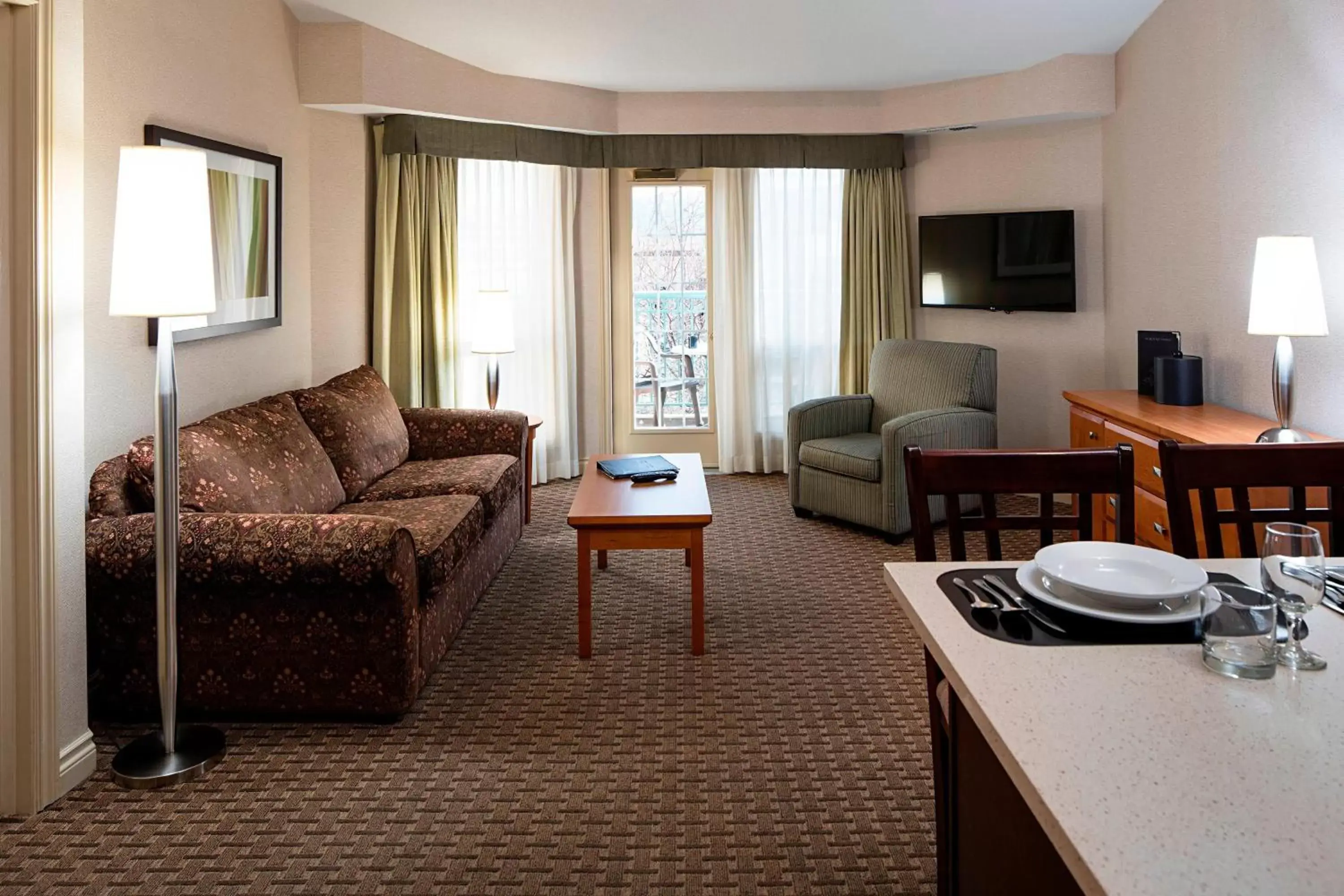 Living room, Seating Area in Delta Hotels by Marriott Grand Okanagan Resort