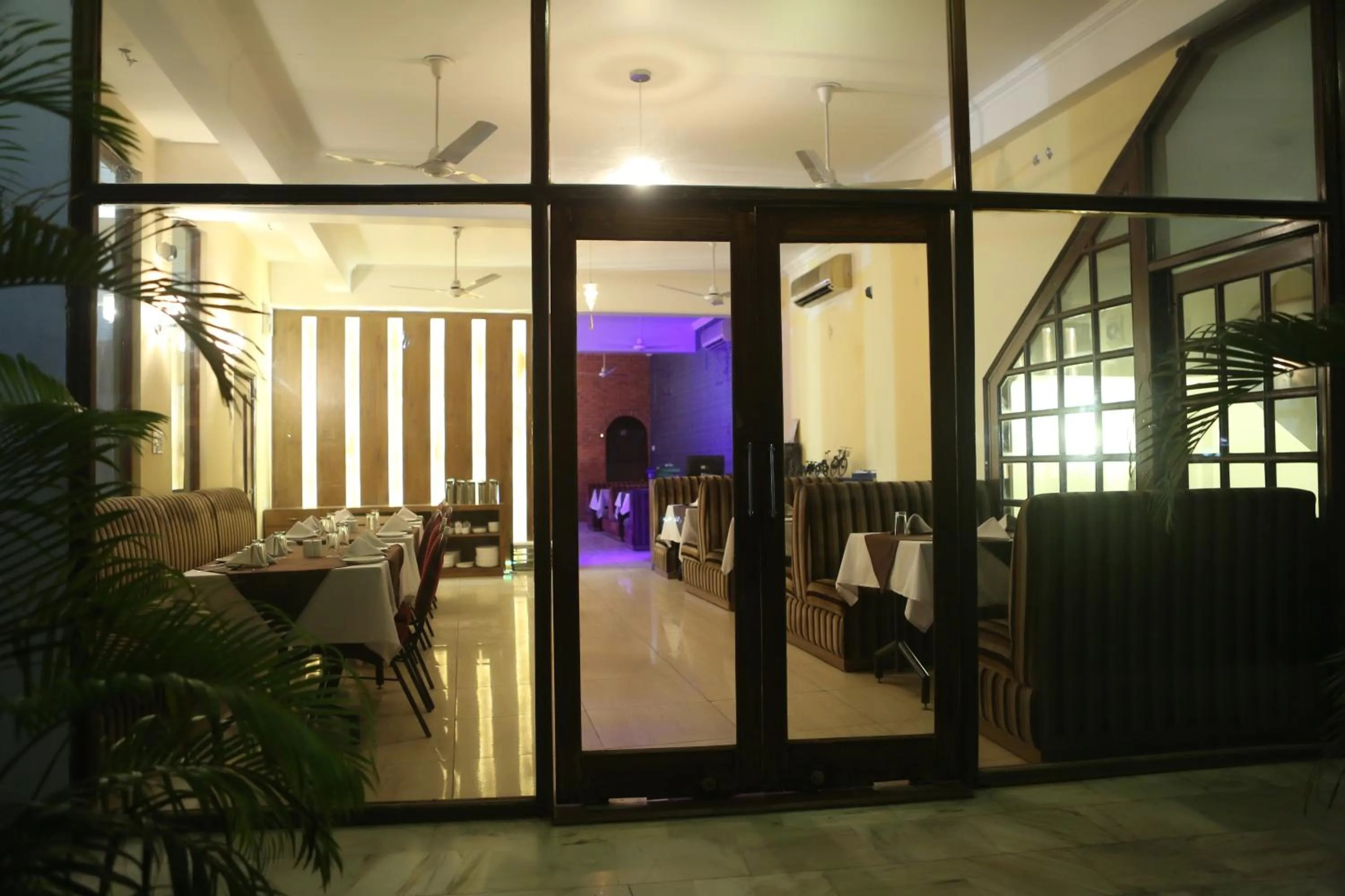 Restaurant/places to eat in Hotel Kamla Palace