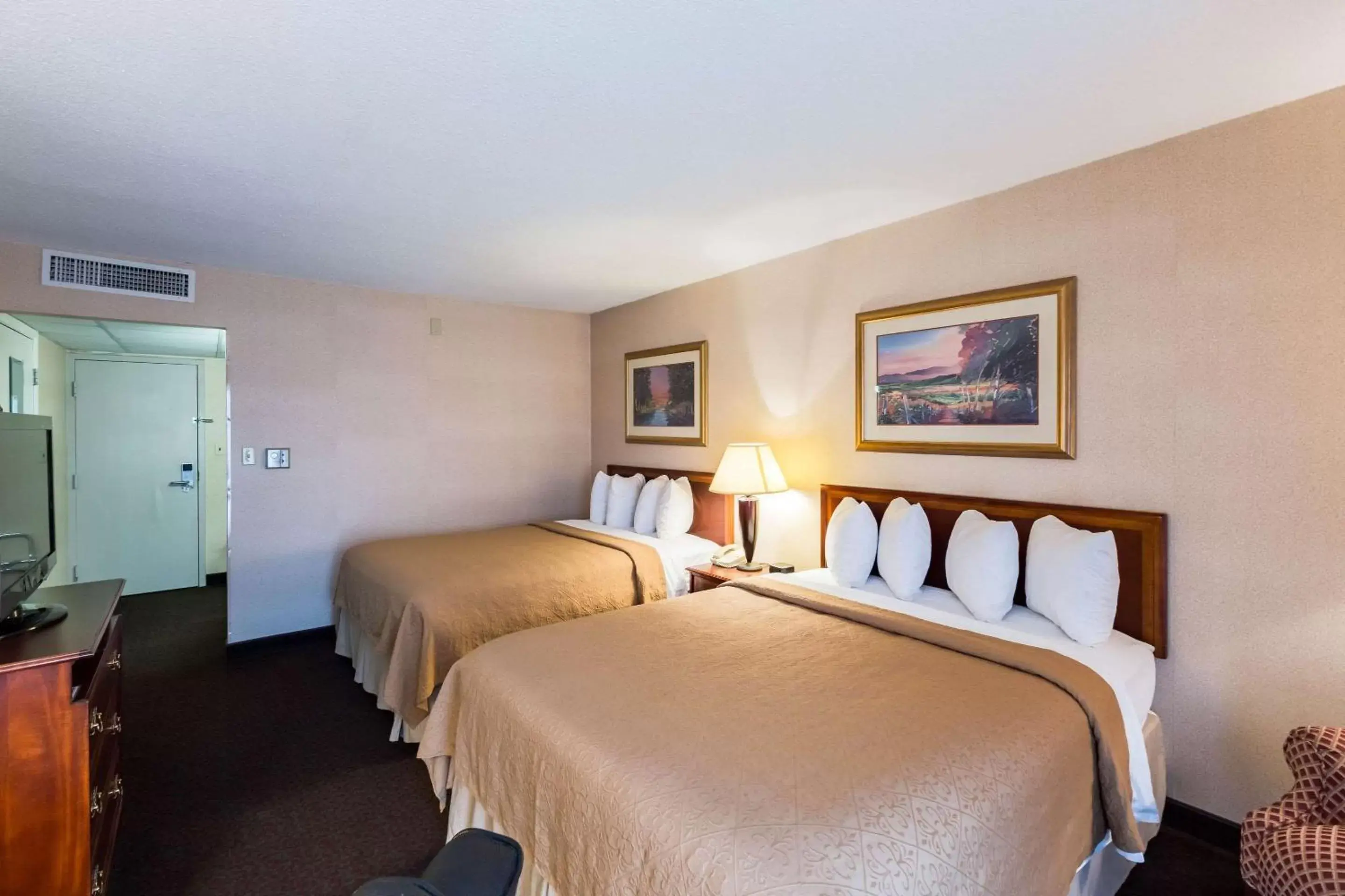 Photo of the whole room, Bed in Quality Inn and Conference Center I-80 Grand Island