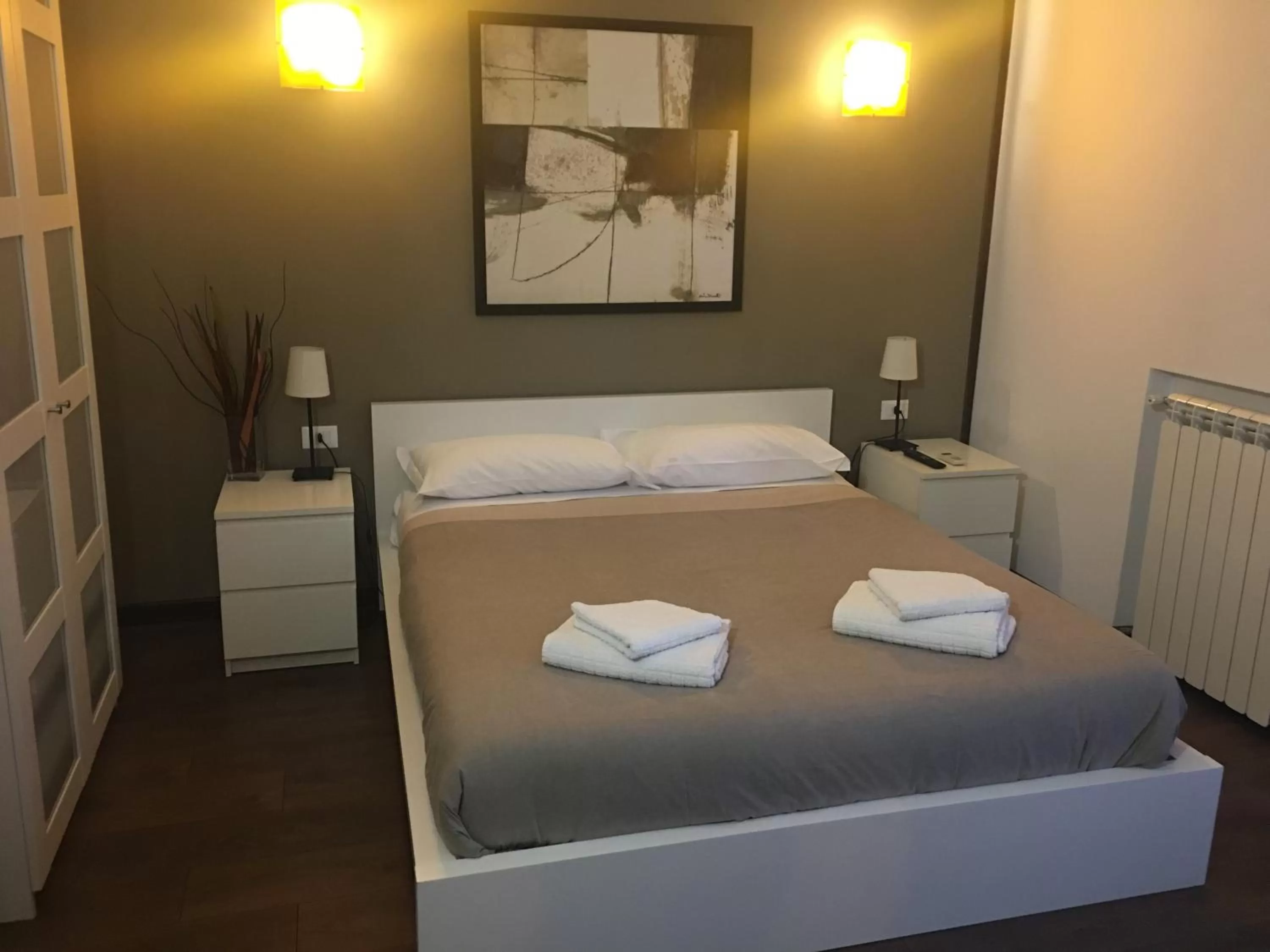 Bathroom, Bed in Almi Rooms