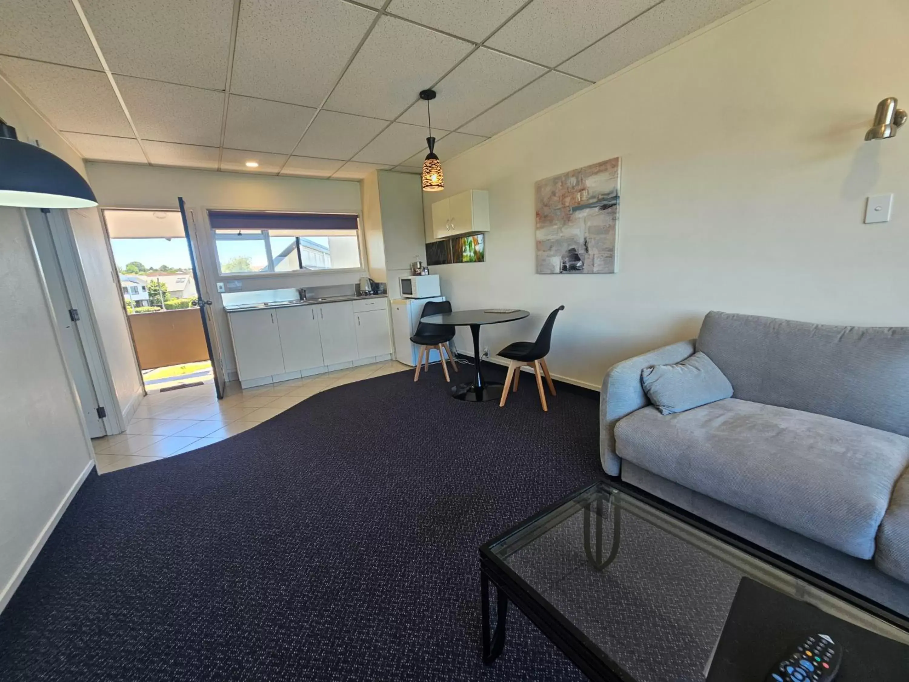 Kitchen or kitchenette, Seating Area in Tui Oaks Motel