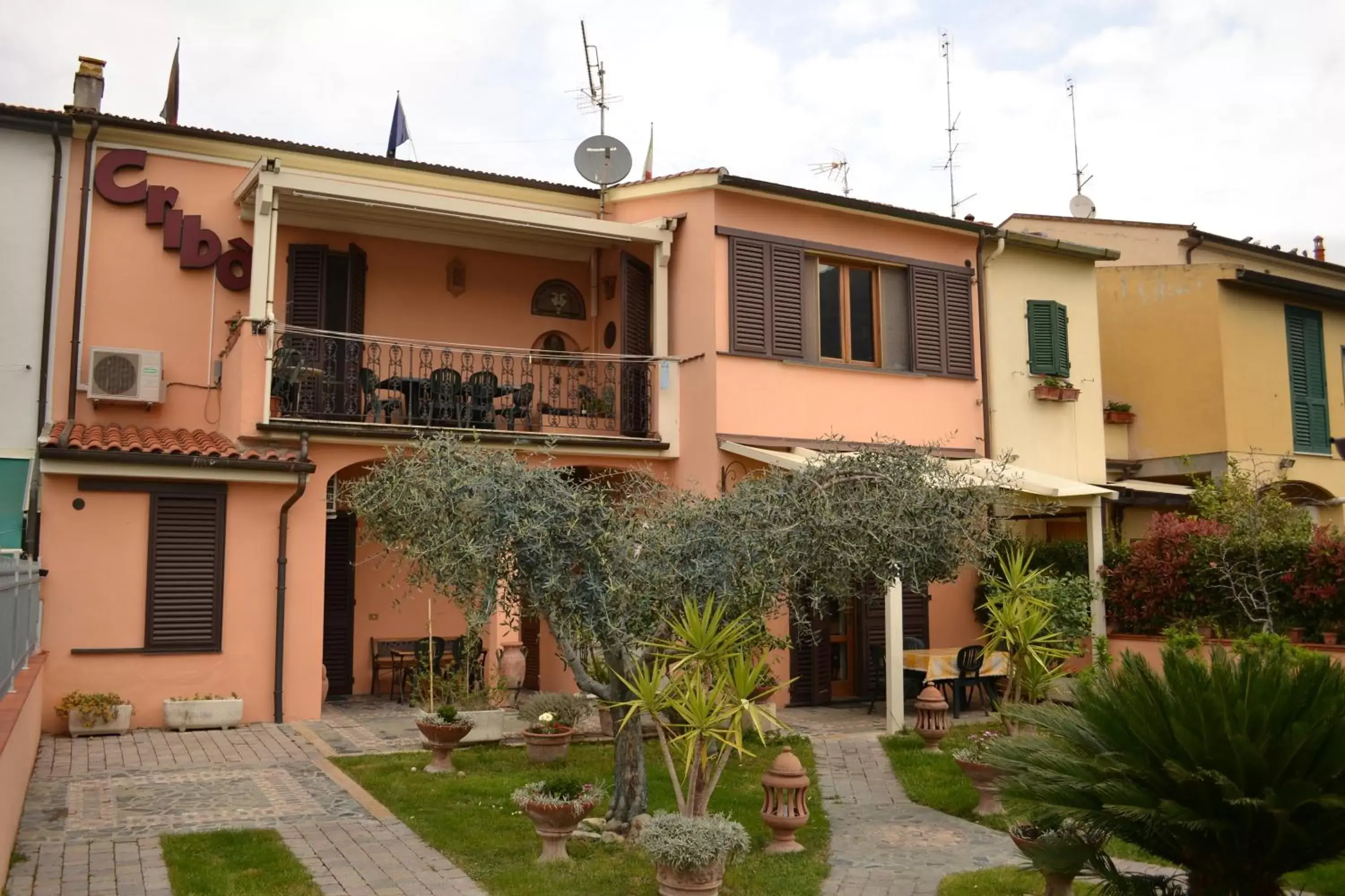 Facade/entrance, Property Building in B&B Cribò