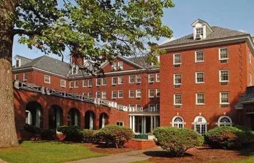 Facade/entrance, Property Building in Gideon Putnam Resort & Spa