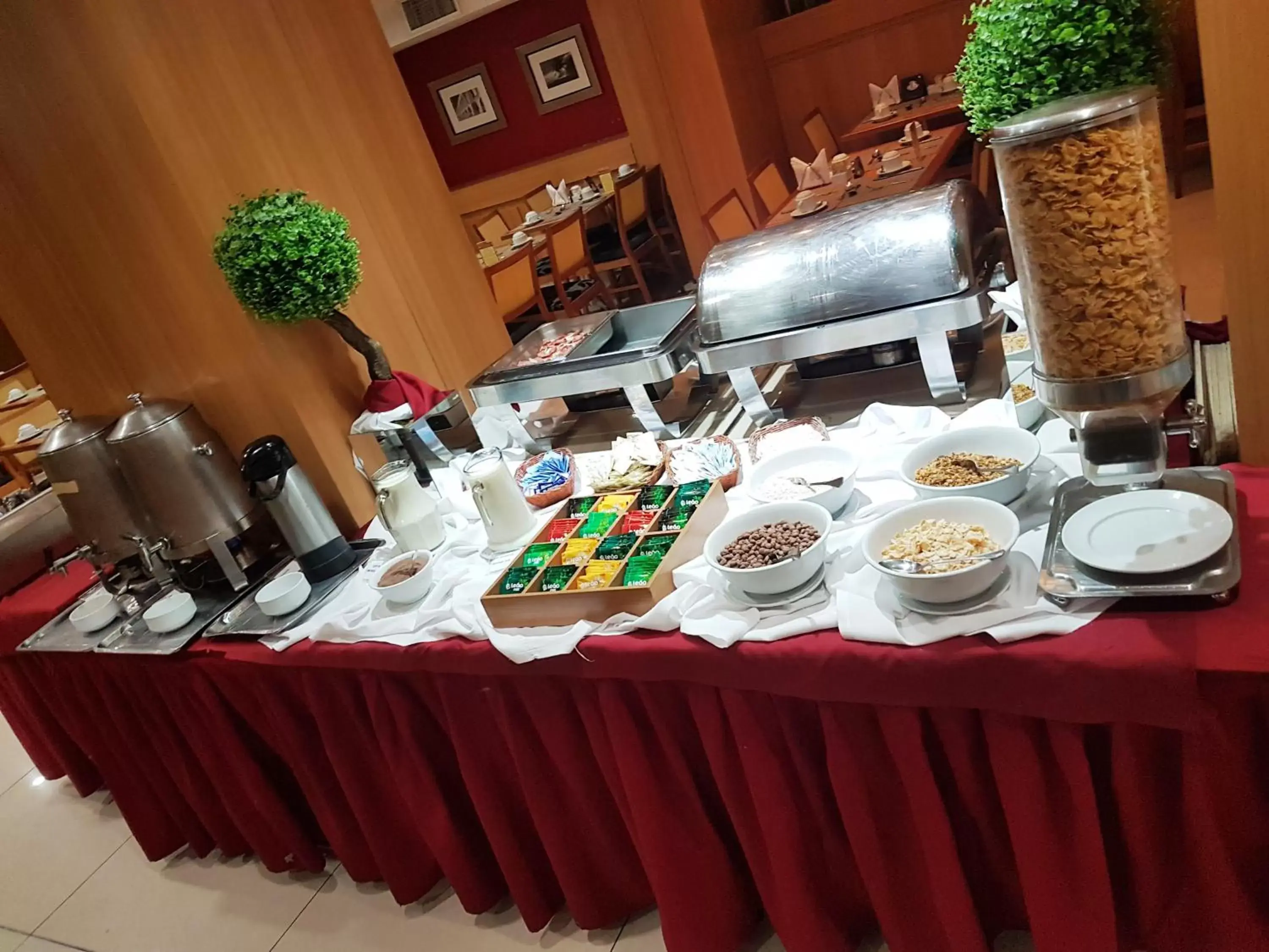 Buffet breakfast in Hotel Atlântico Business Centro